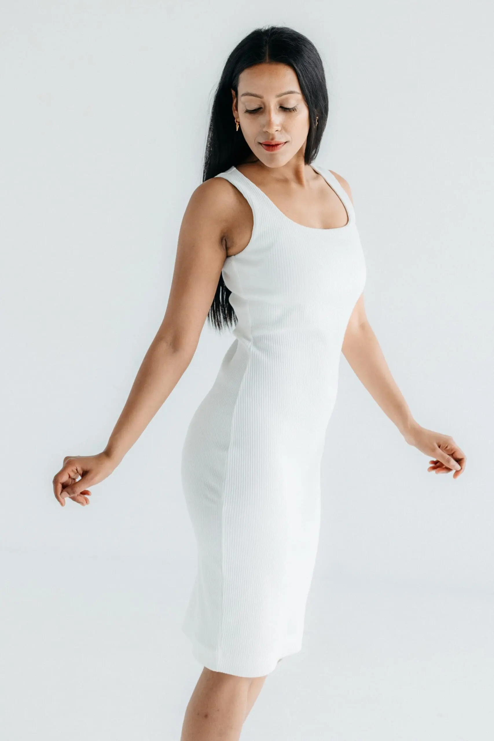 Sukienka na ramiączkach z okrągłym dekoltem | MARGIT