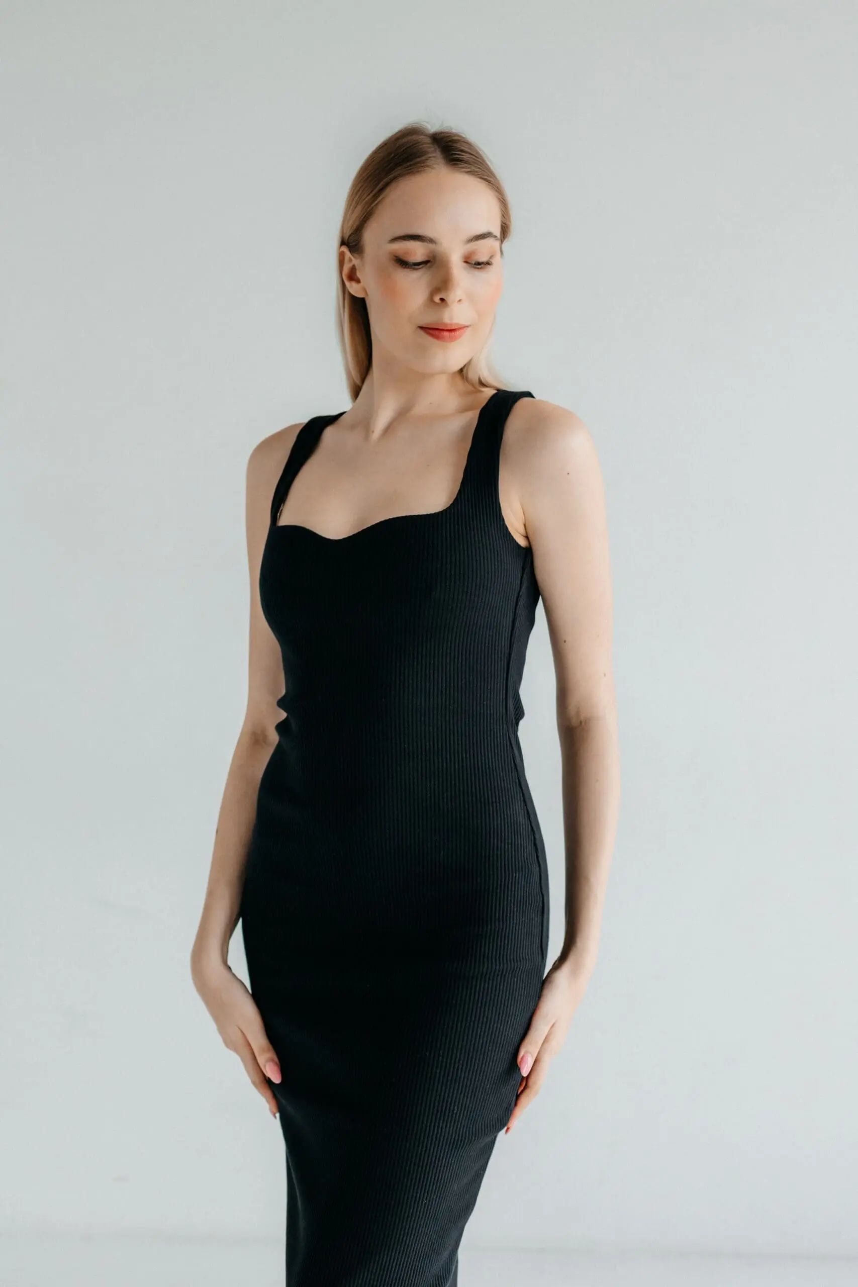 Sukienka heartneck z szerokimi ramiączkami | AURORA