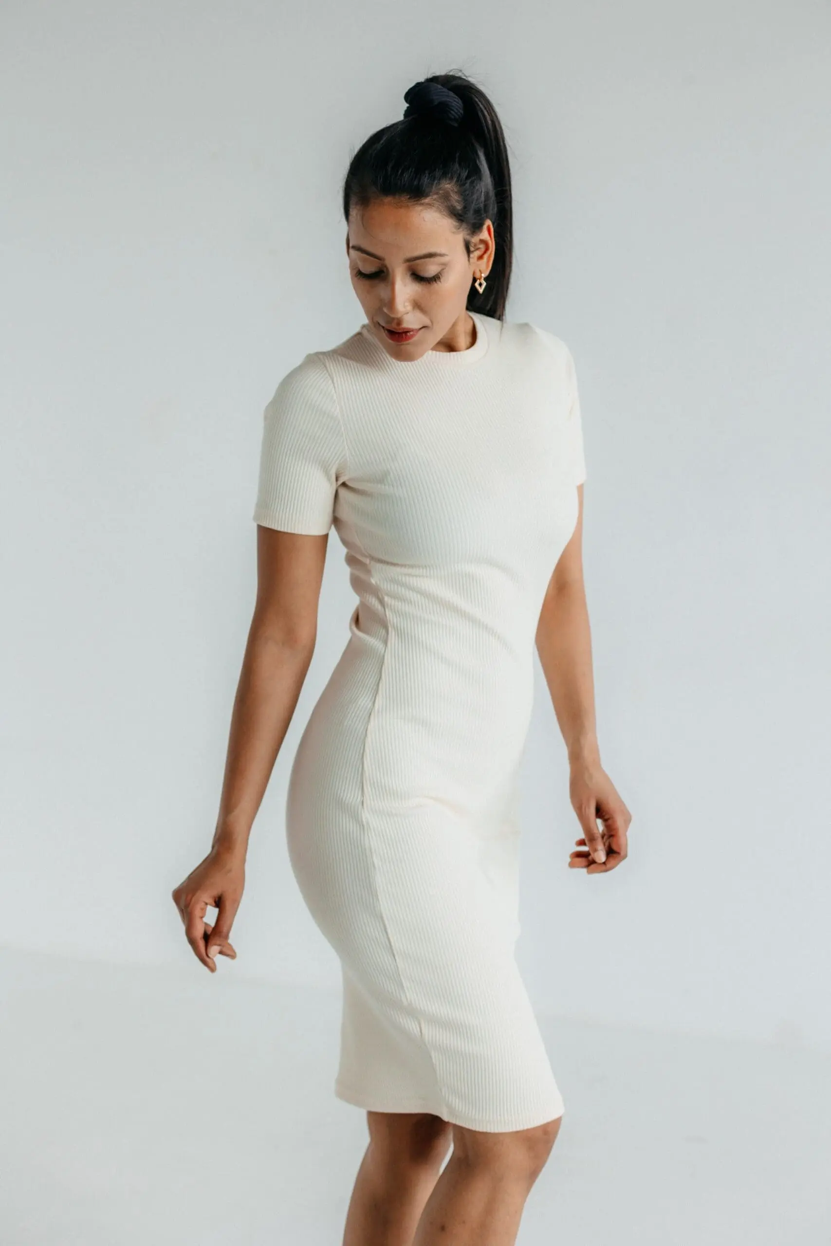 Sukienka shortsleeve z wysokim dekoltem | ROSA