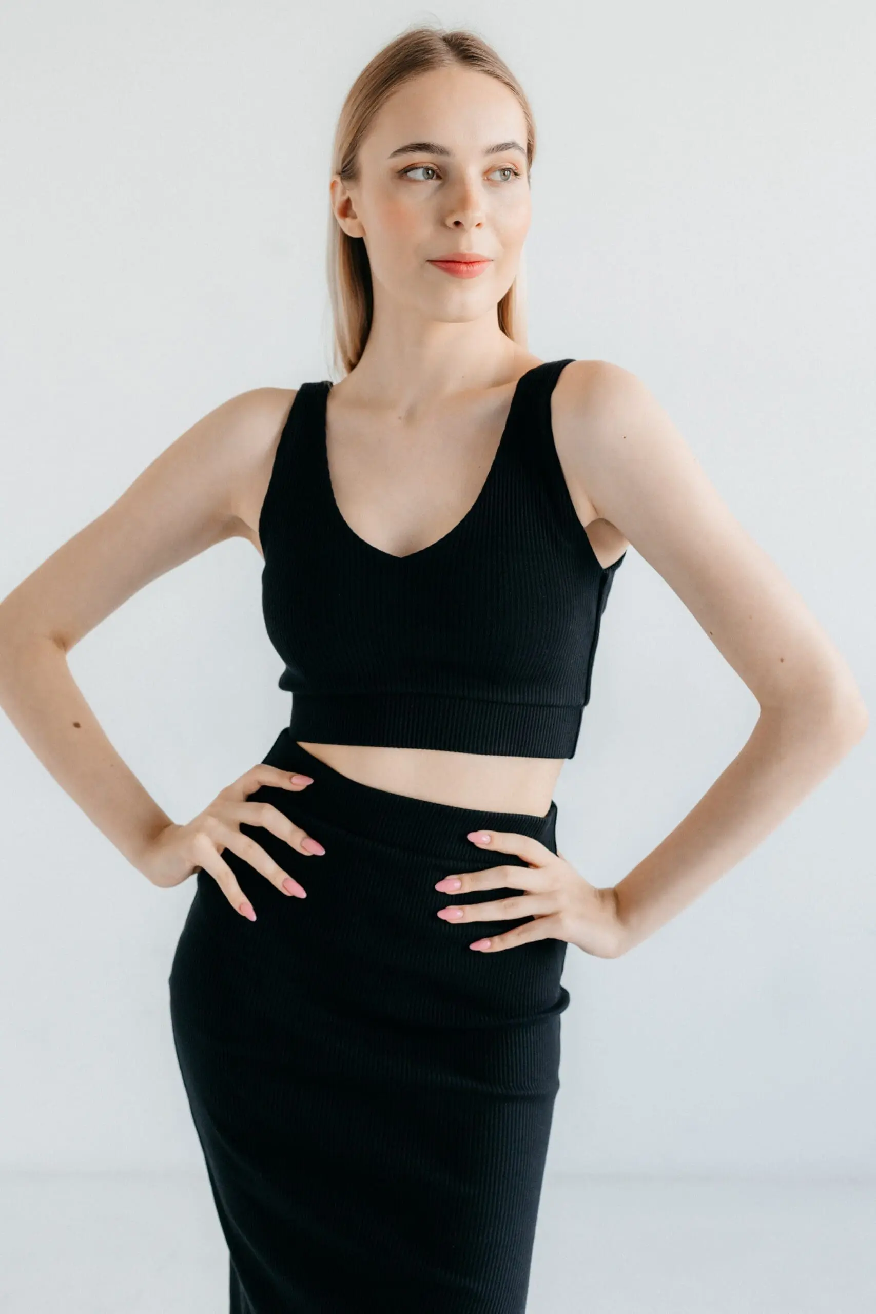 Krótki top V-neck na ramiączkach | KARI