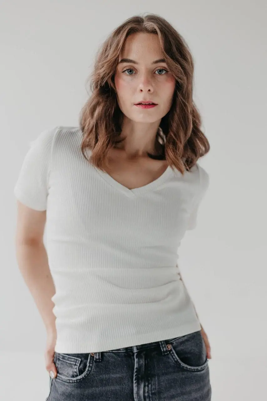 T-shirt z dekoltem V | ELLA