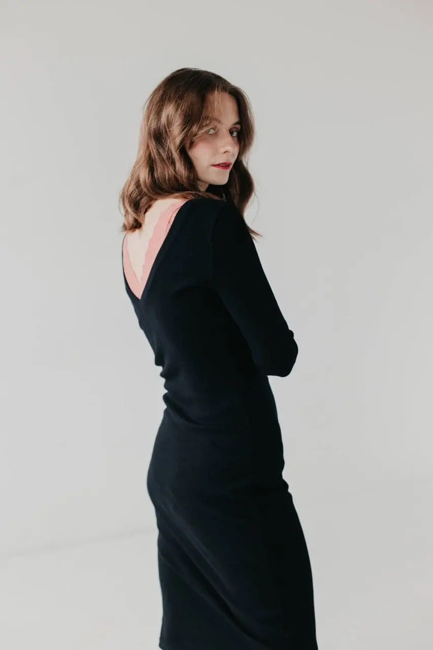 Sukienka longsleeve z dekoltem V | ELSA