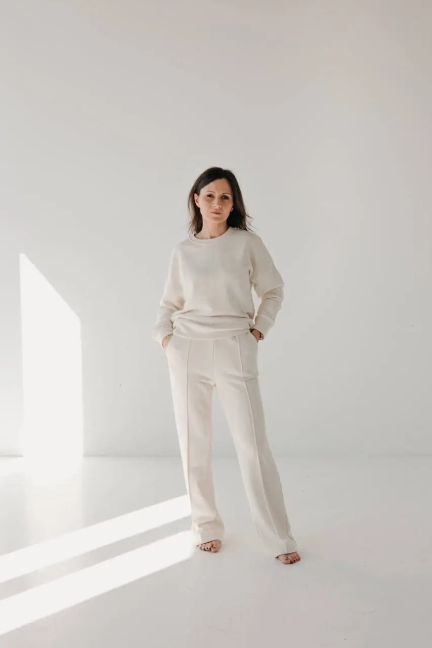 Spodnie dresowe z prostymi nogawkami z kantką | ELI