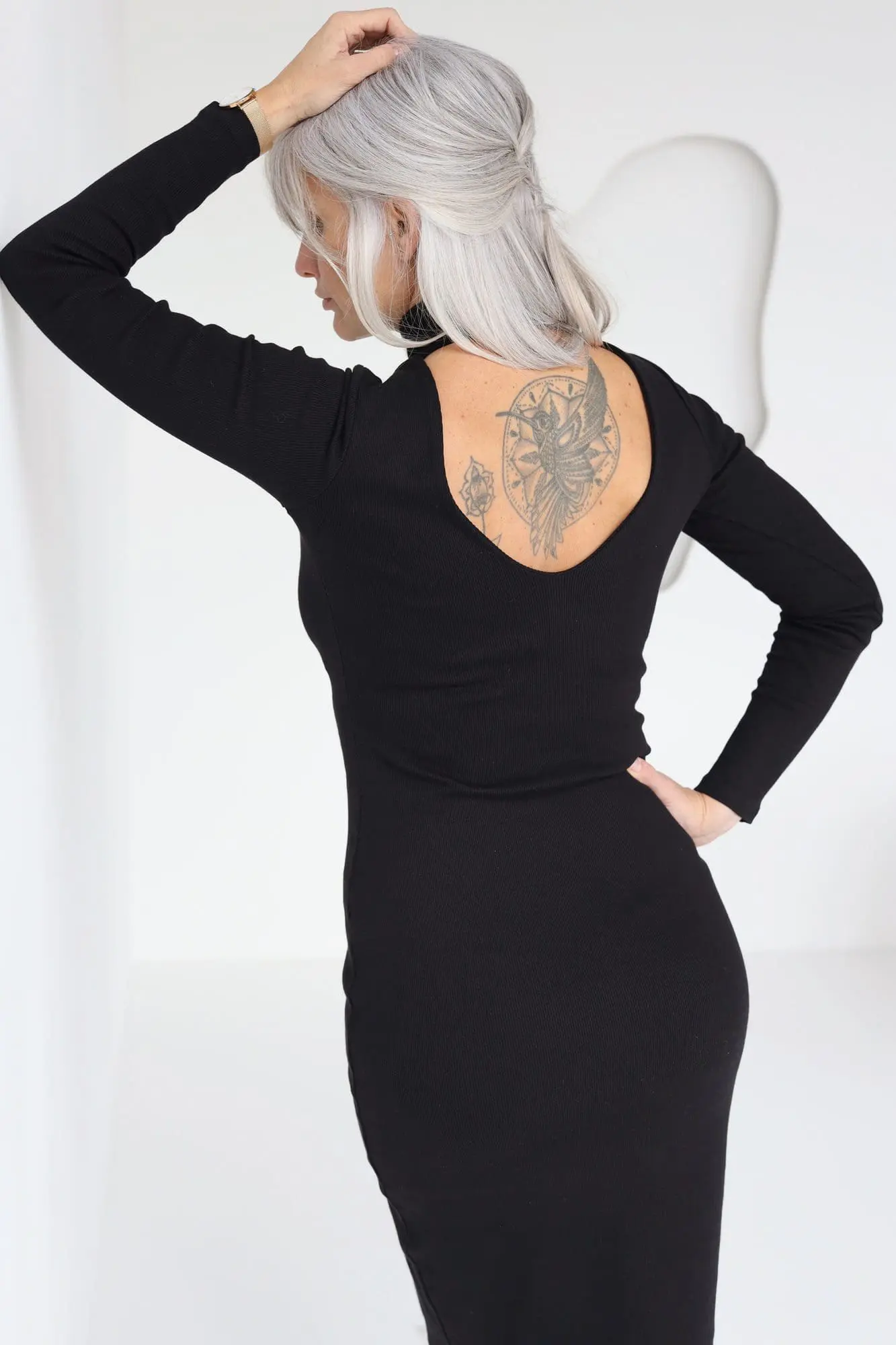 Sukienka longsleeve z półgolfem i dekoltem V | SYNNE