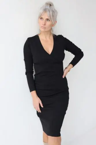 czarna sukienka z dekoltemV sukienka olowkowa mala czarna (4)