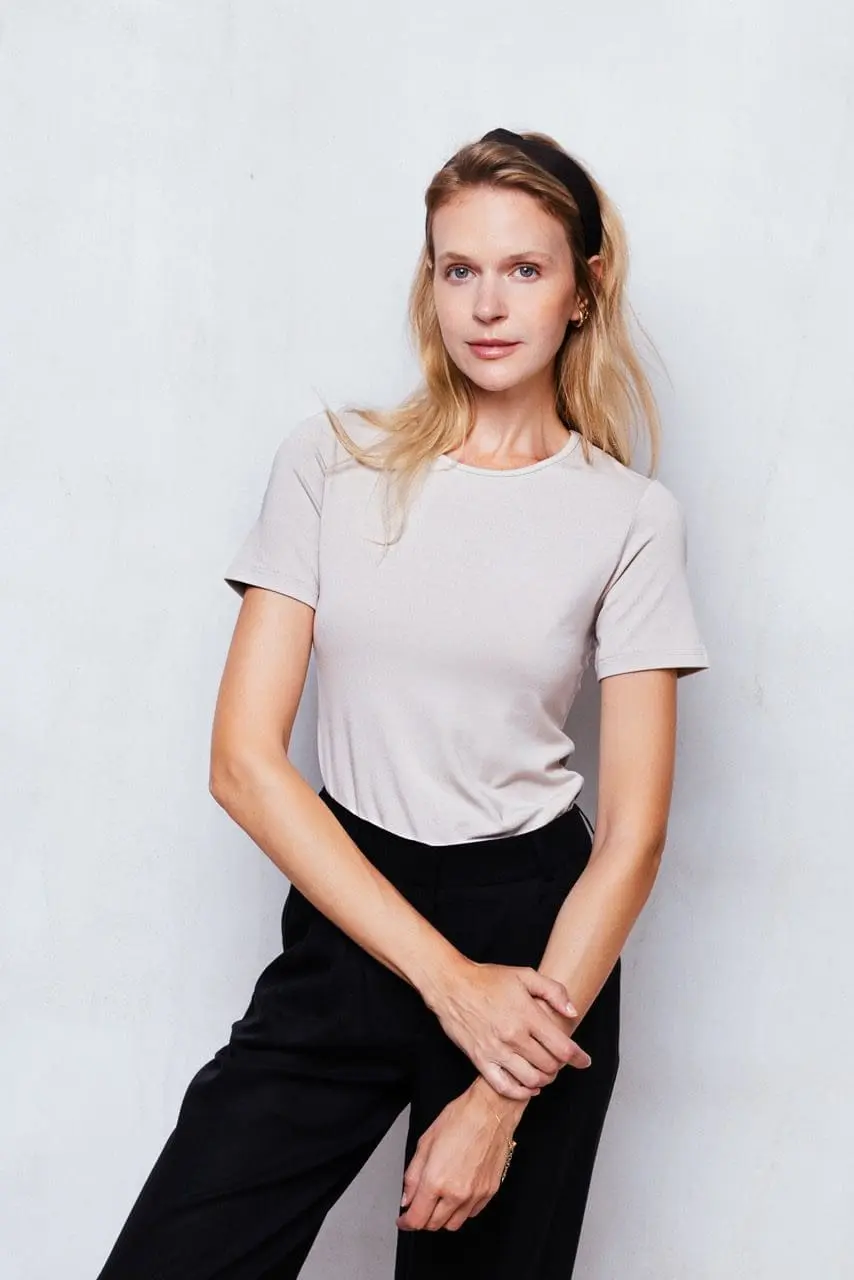 T-shirt z wysokim dekoltem z wiskozy | RENEE