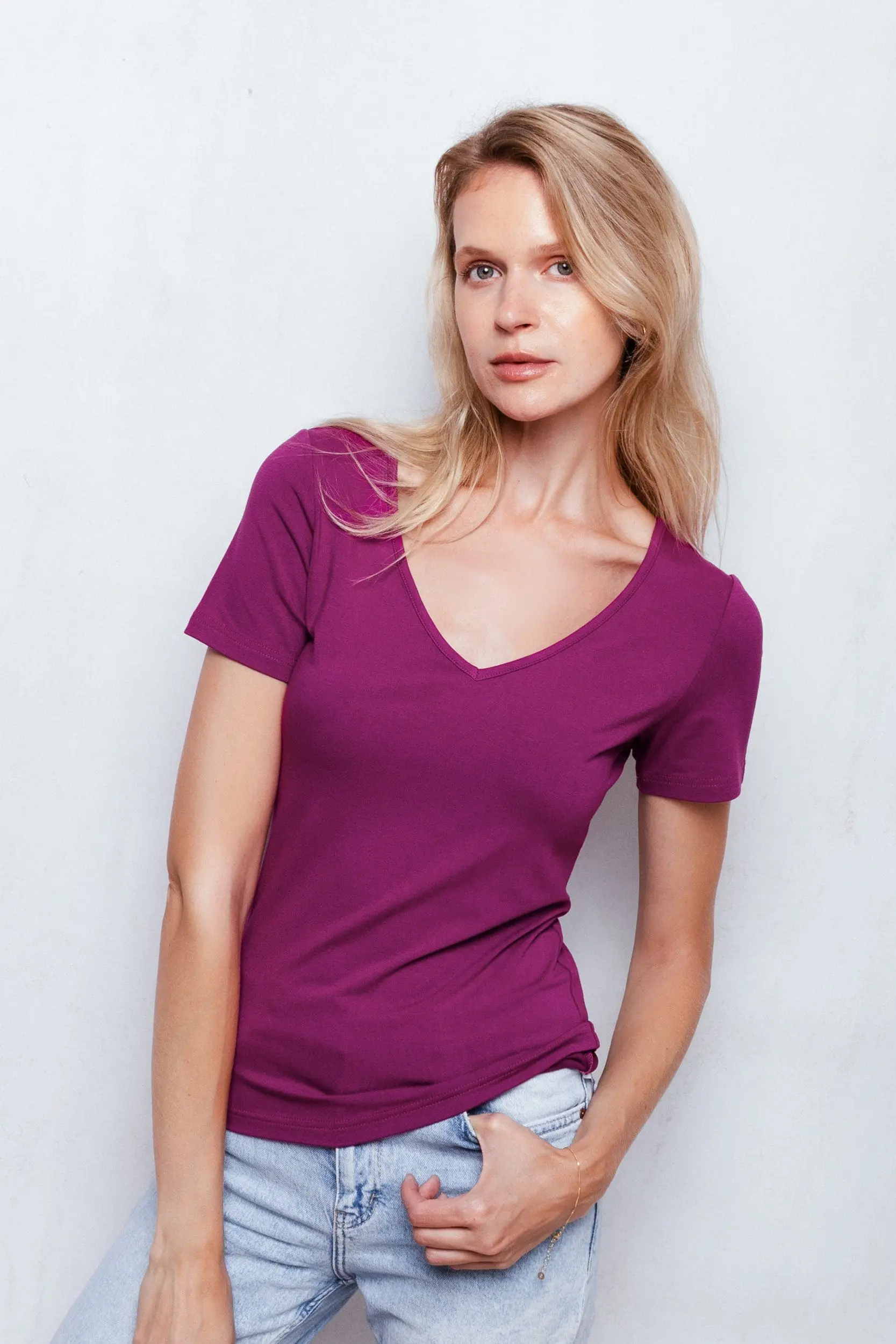 T-shirt z dekoltem V z wiskozy | ELVIRE