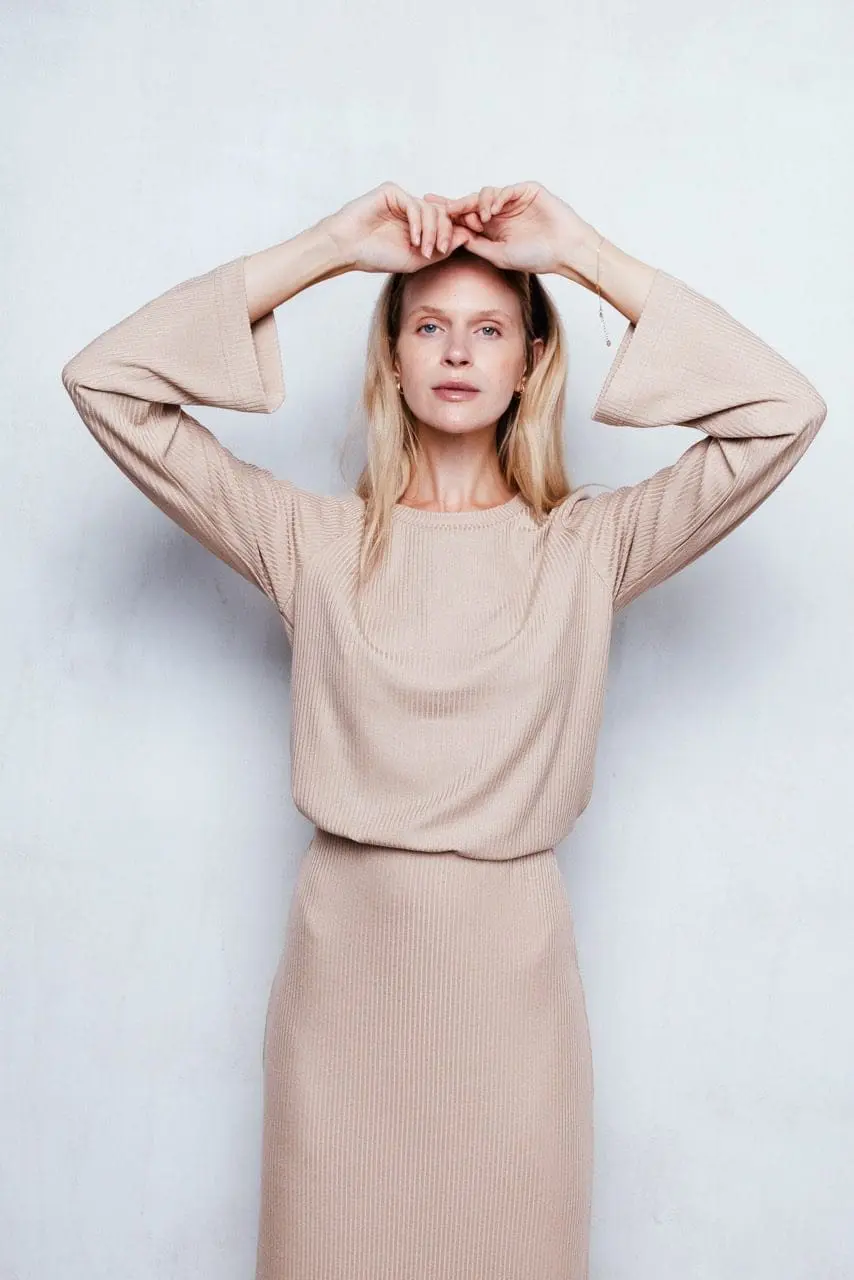 bluzka z rozkloszowanymi rękawami