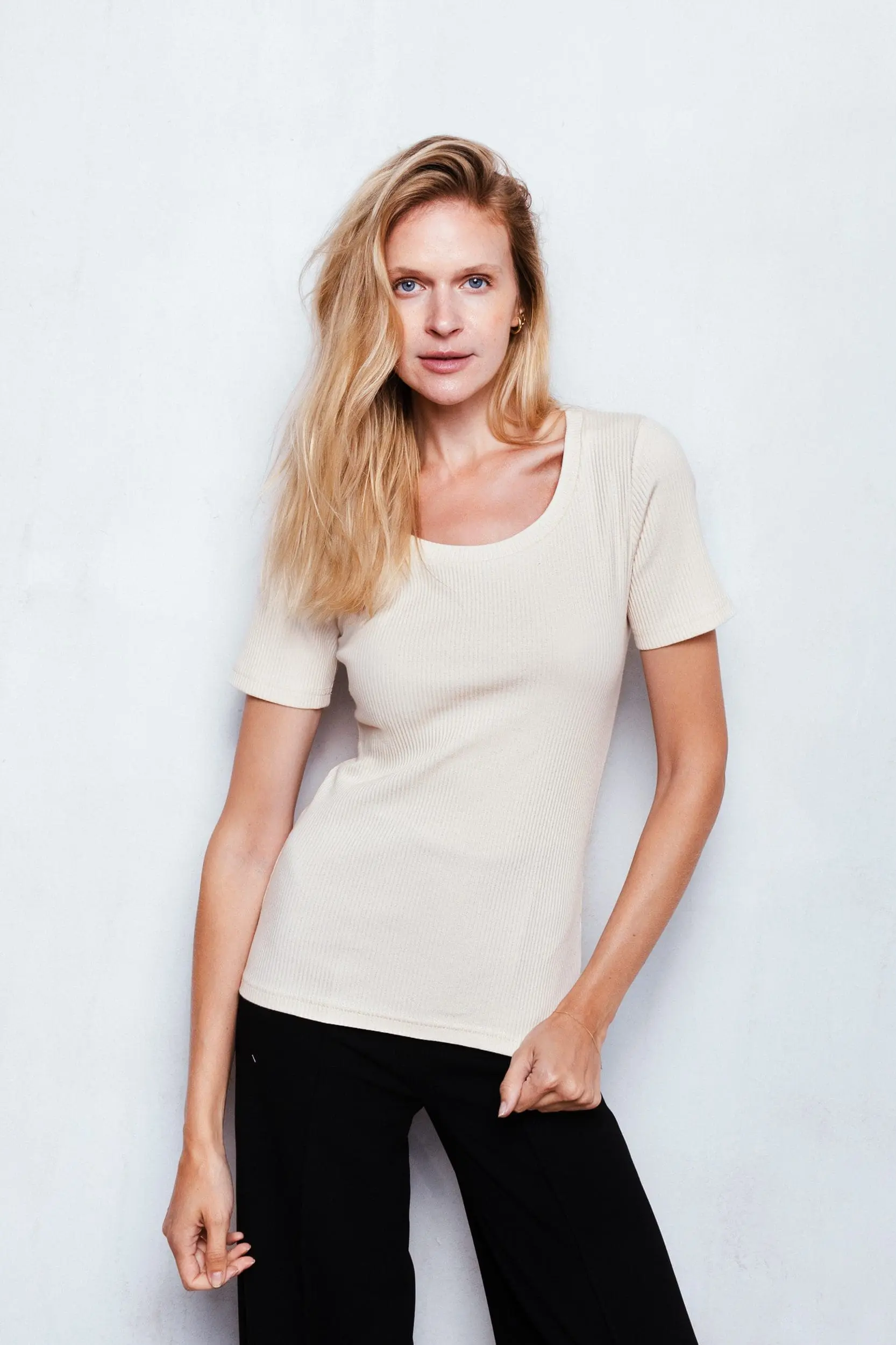 T-shirt z głębokim dekoltem | ELLINOR