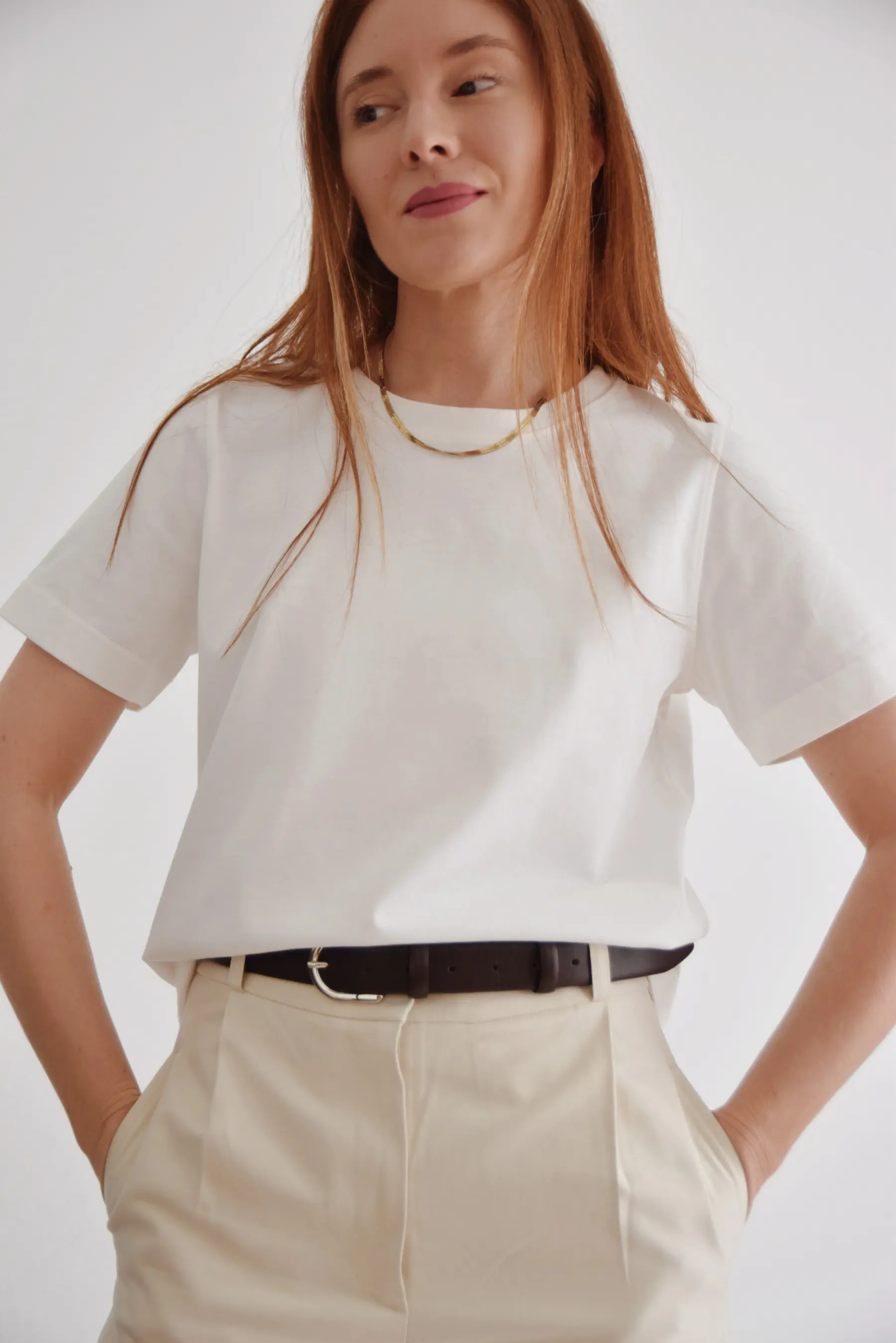 T-shirt z heavy jersey z wysokim dekoltem  | LOU