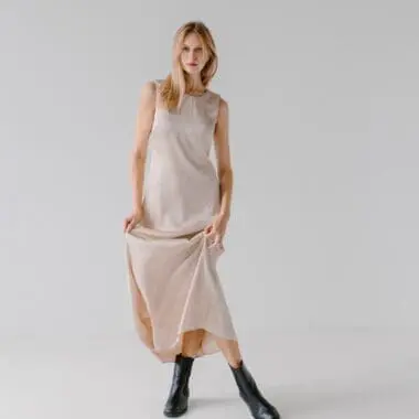 Okrycia wierzchnie na wiosnę – jak wybrać model, który naprawdę się nosi