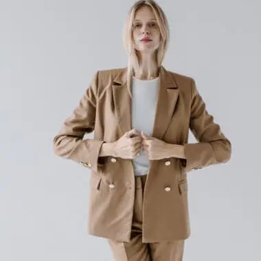 Okrycia wierzchnie na wiosnę – jak wybrać model, który naprawdę się nosi