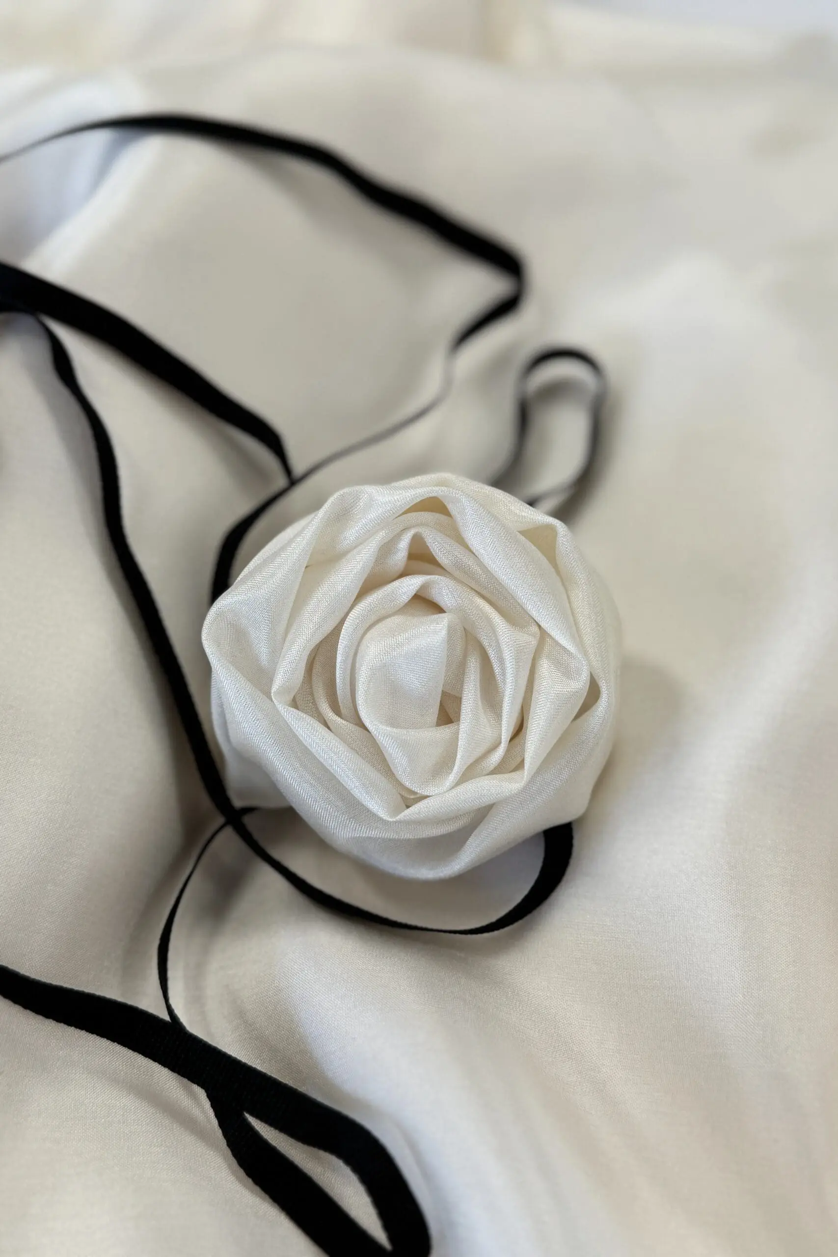 Róża z jedwabiu na delikatnej wstążce | SILKY