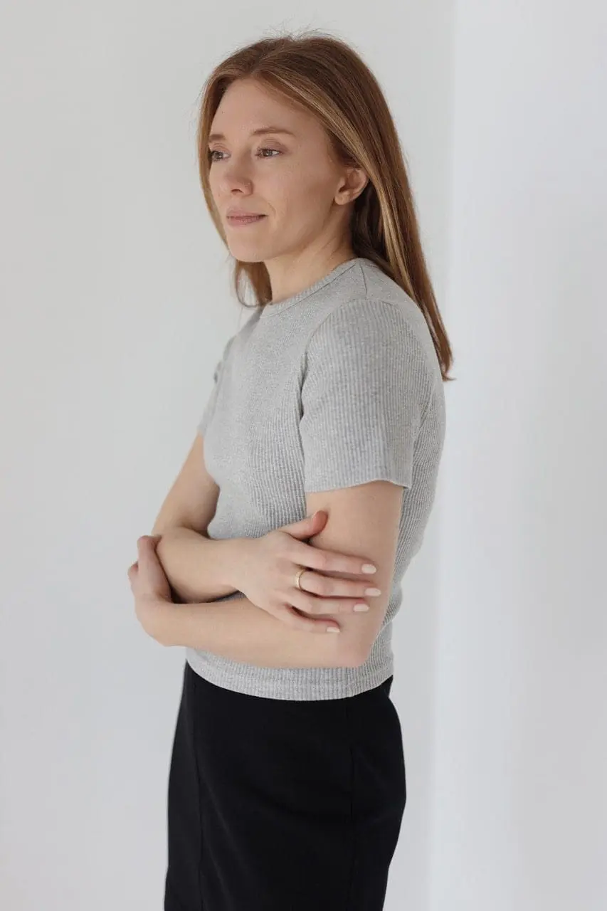 T-shirt o skróconej formie z wysokim dekoltem | JULIETTE