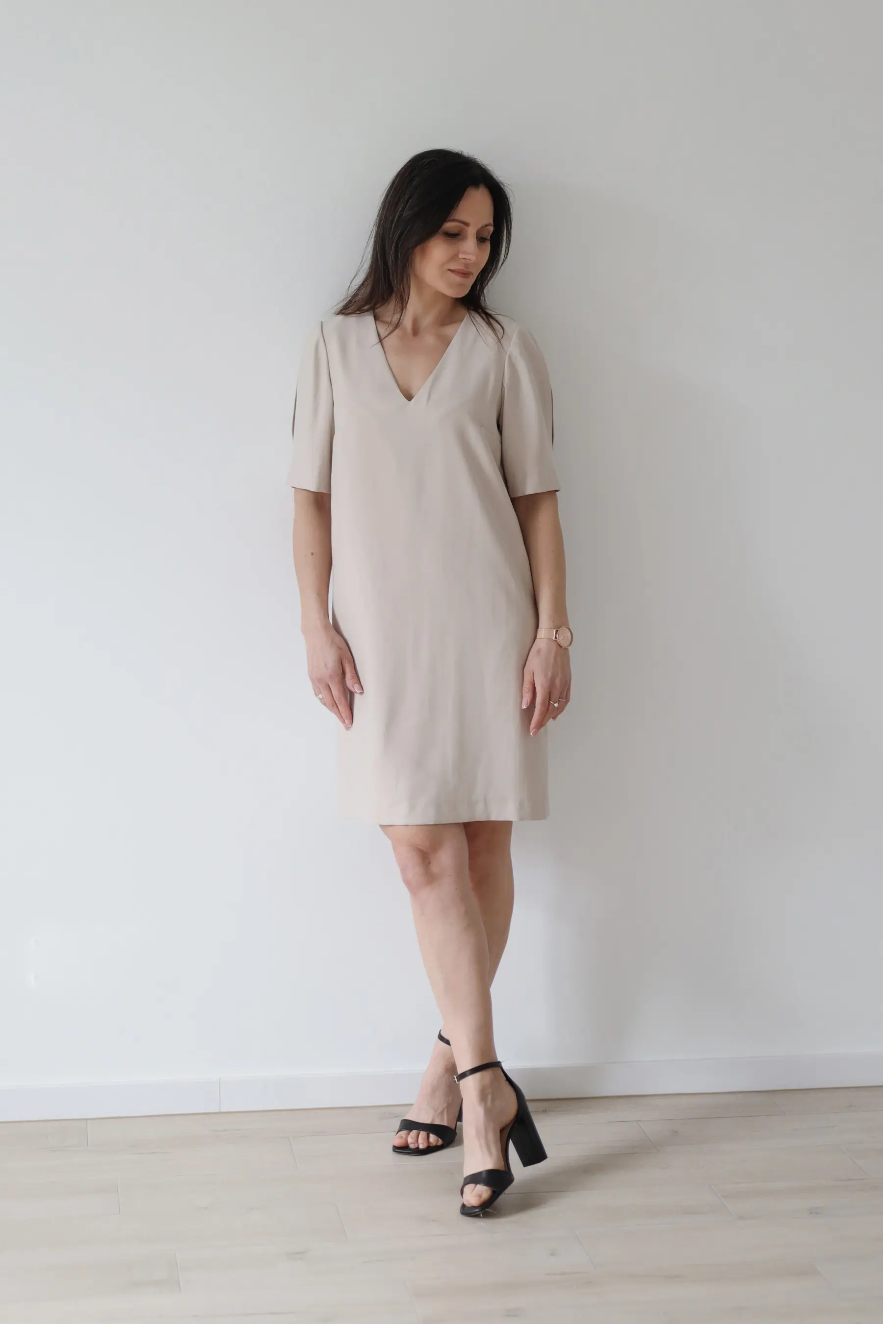 Sukienka wiskozowa z dekoltem V o luźnej formie z ozdobnym rękawkiem | DOROTHY