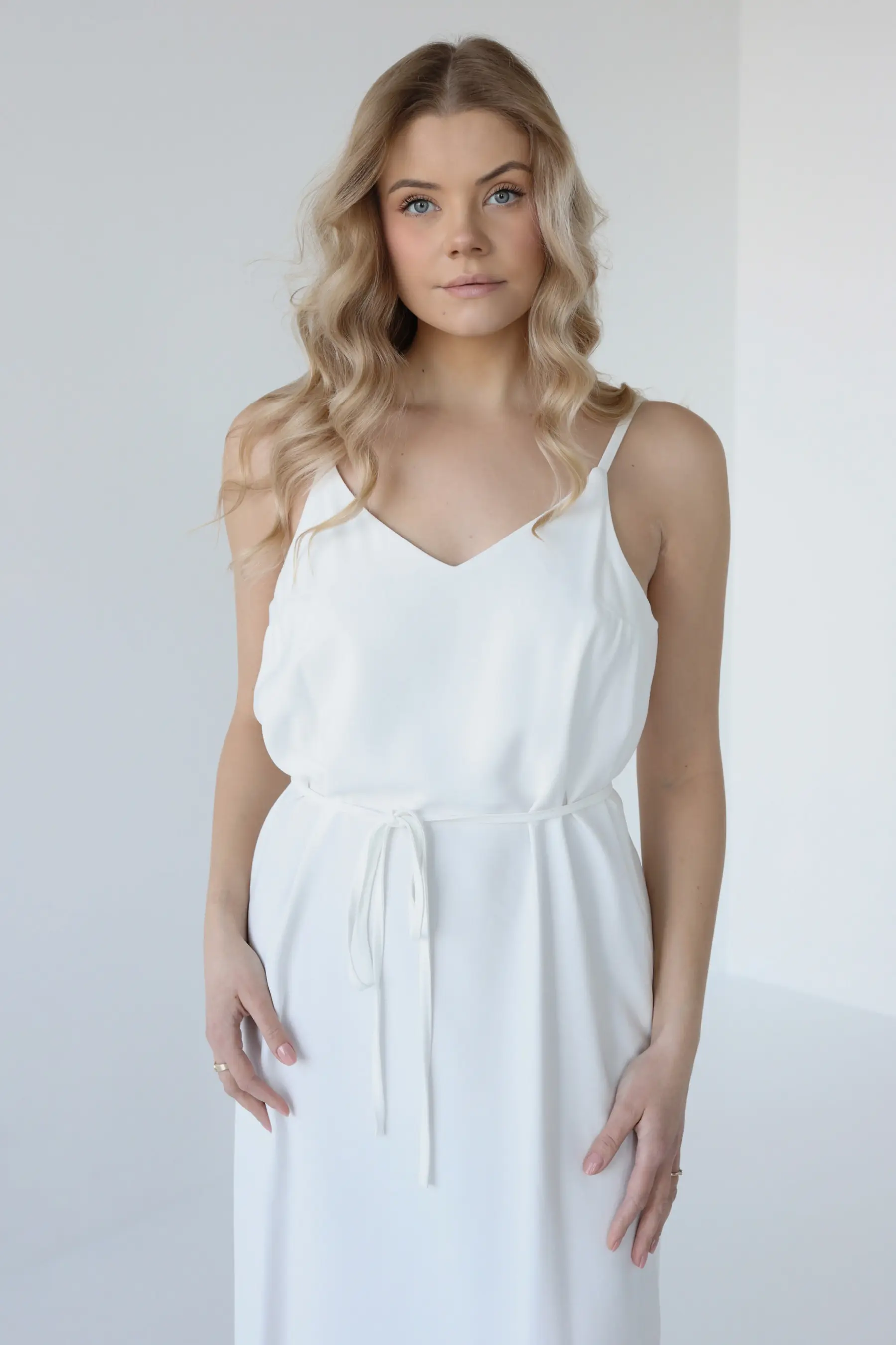 Sukienka midi na ramiączkach z dekoltem V | LORELAI