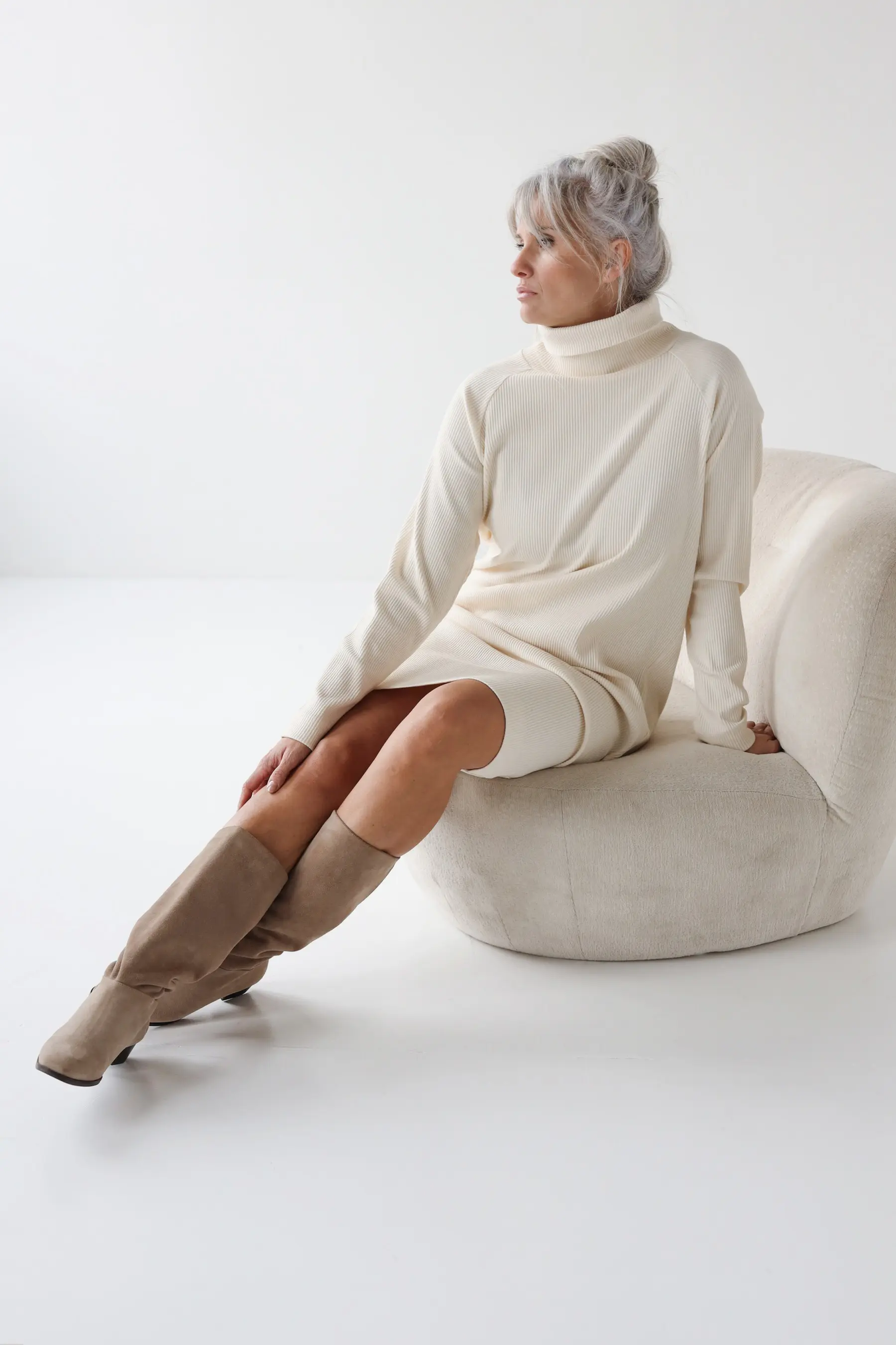 Sukienka o luźnej formie z golfem | ALMA DRESS