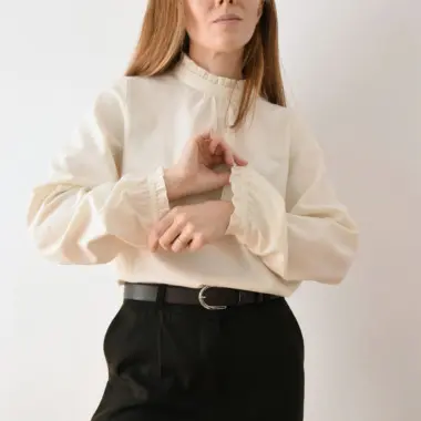 Okrycia wierzchnie na wiosnę – jak wybrać model, który naprawdę się nosi