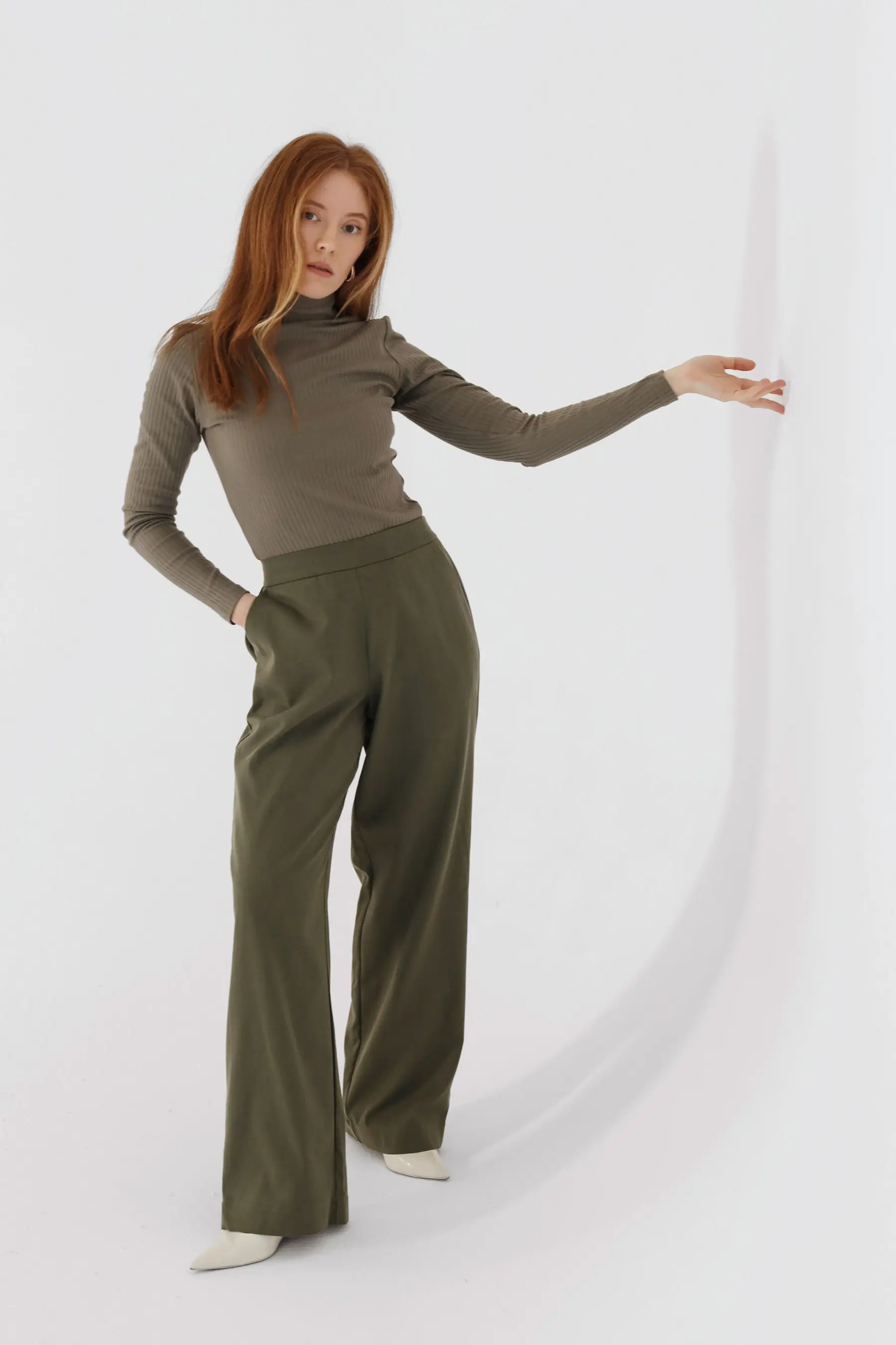 Spodnie z szerokimi nogawkami typu regular | MARISOL