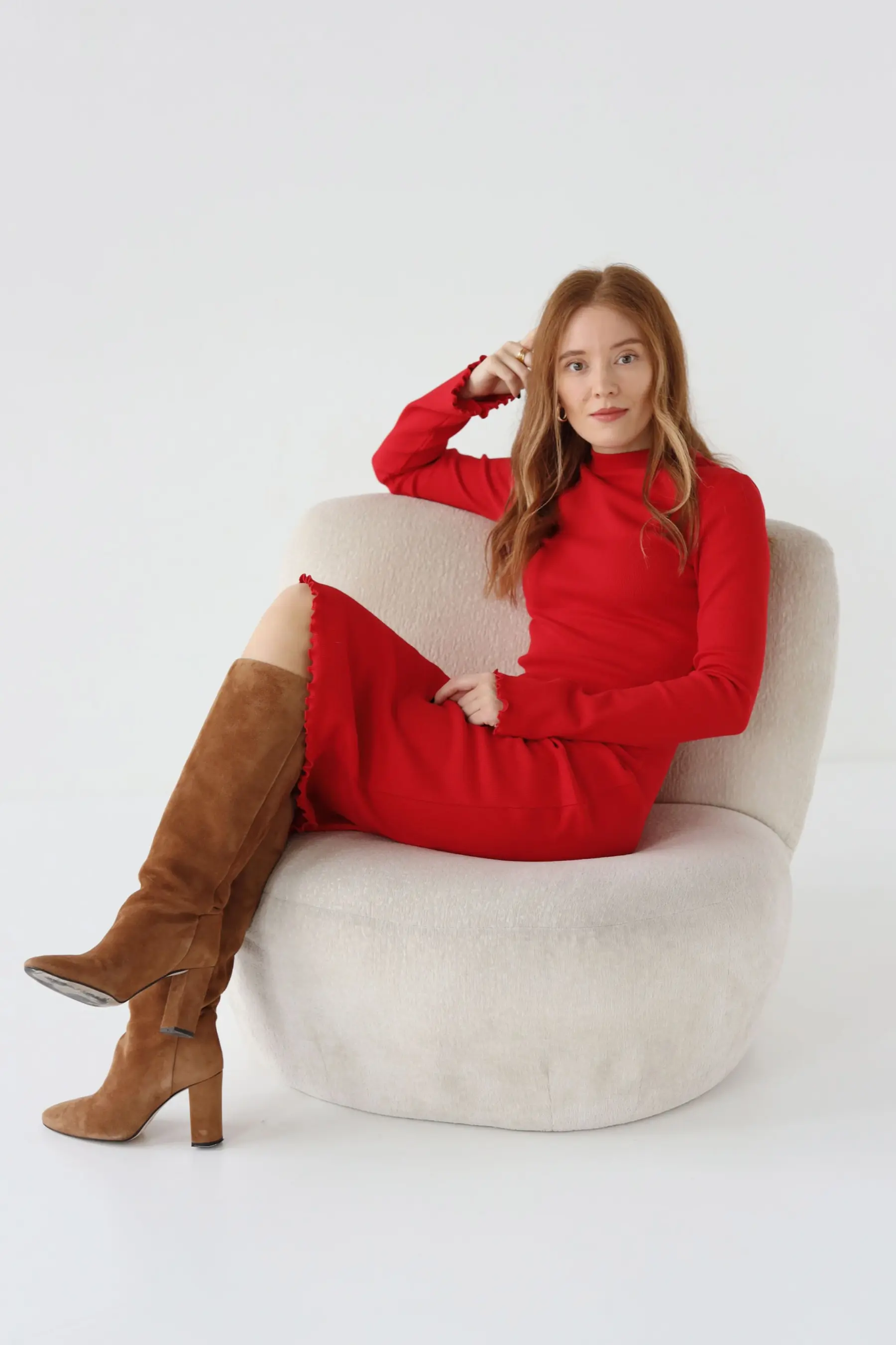 Sukienka ze stójką i rozkloszowanymi rękawami | HAILEY