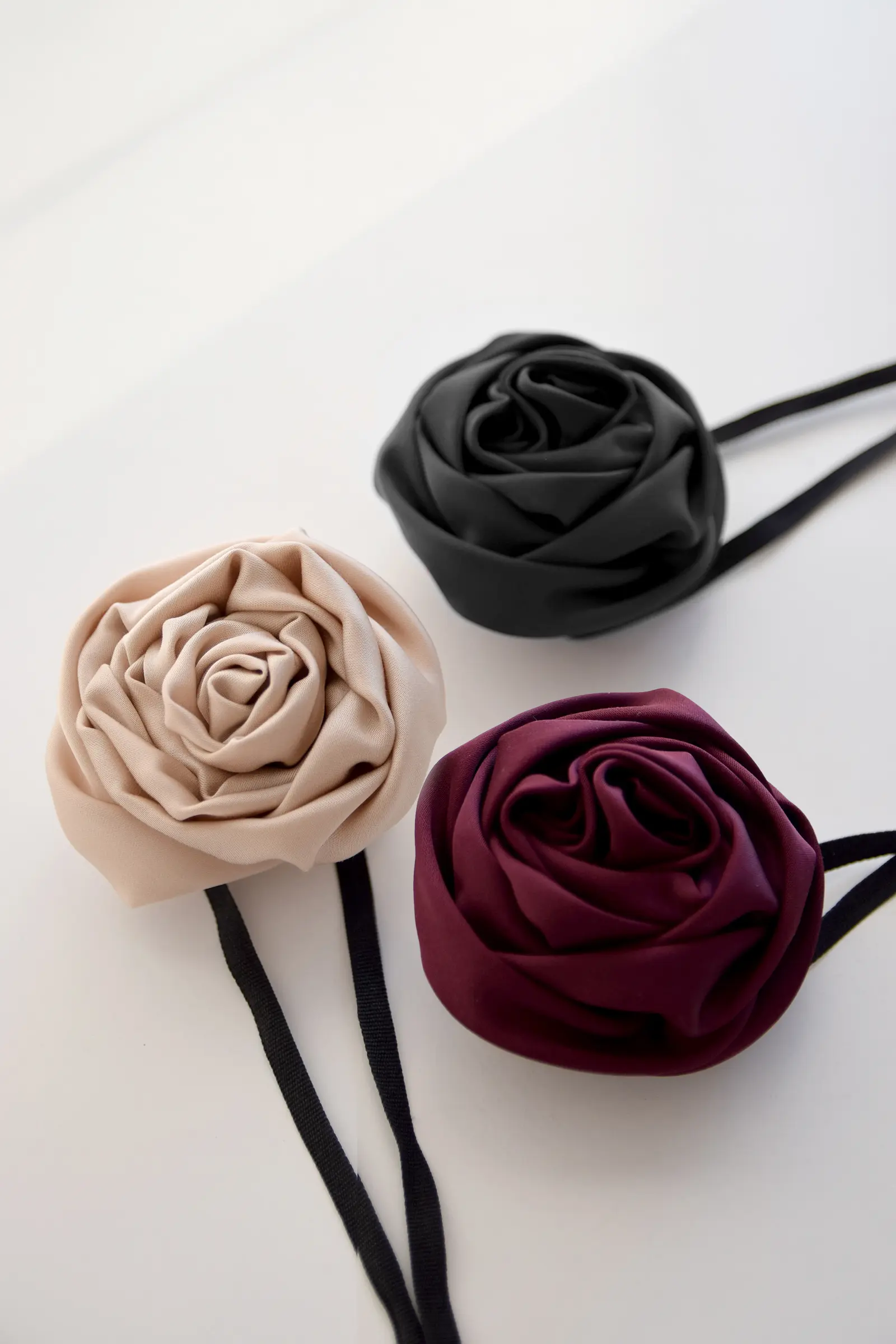 Róża z wiskozy satynowej na delikatnej wstążce | HARLOW