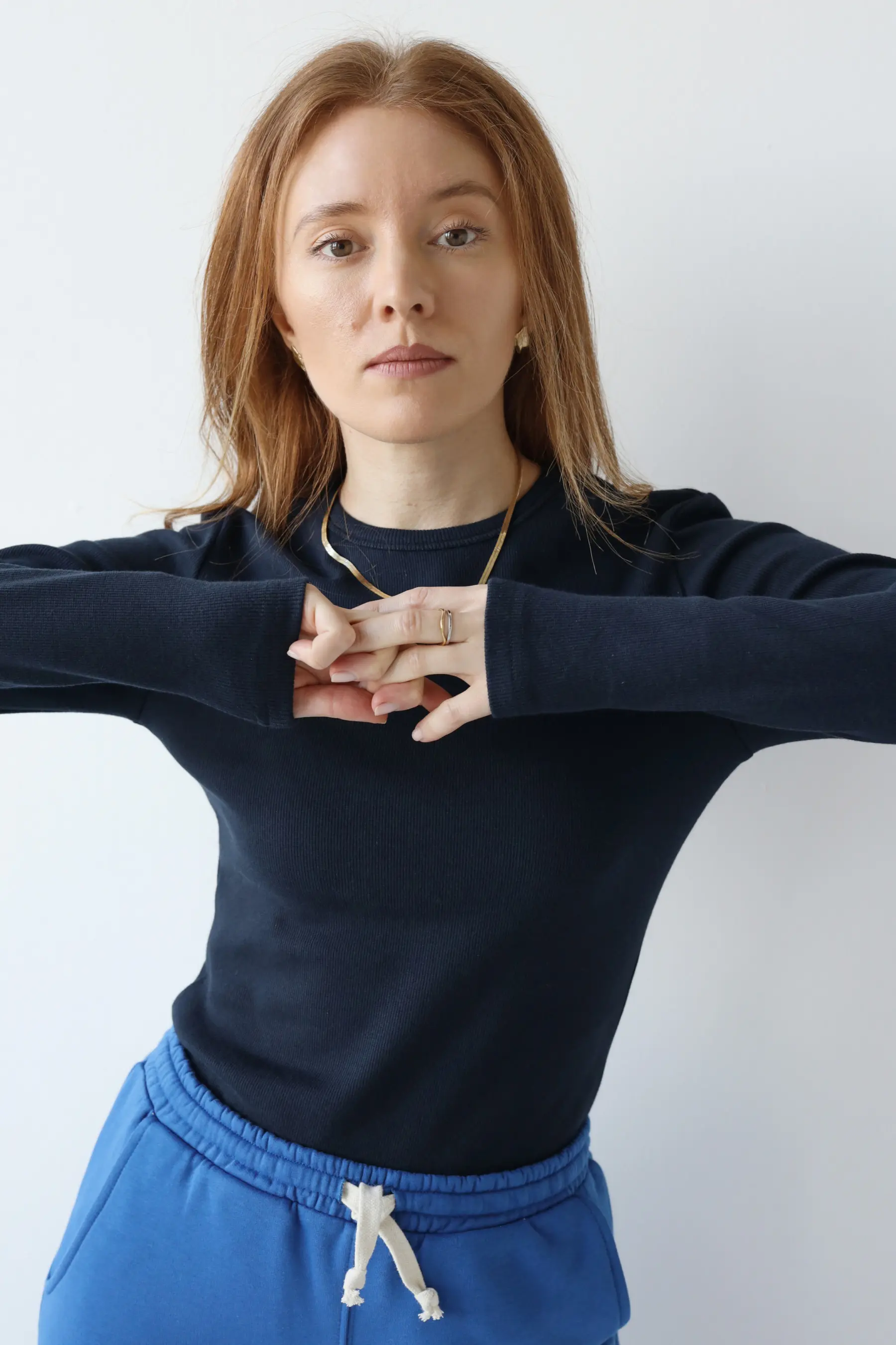 Bluzka z dzianiny prążkowanej z wysokim dekoltem | NELA - M, indigo blue