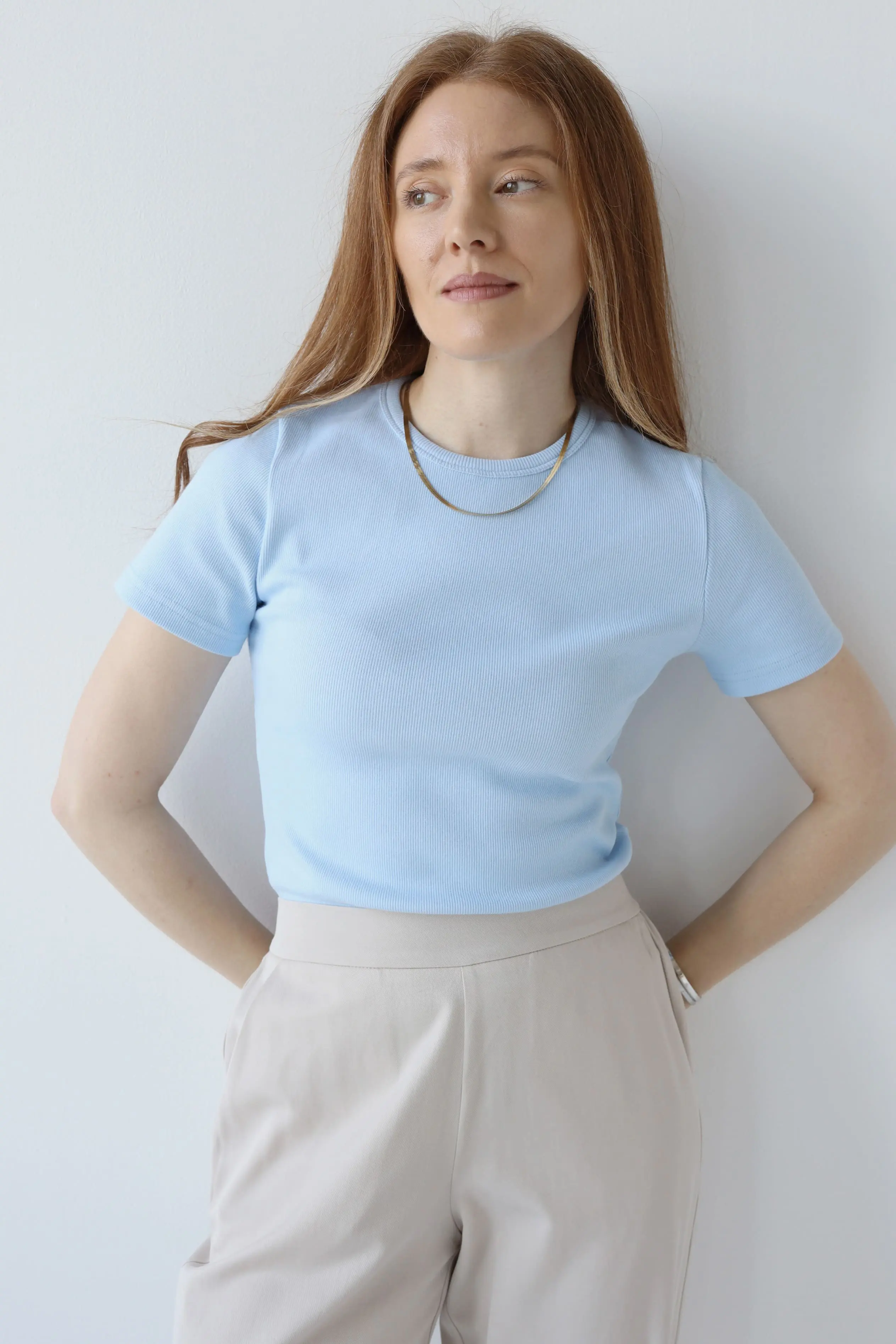 T-shirt z wysokim dekoltem z szeroką lamówką | LORA