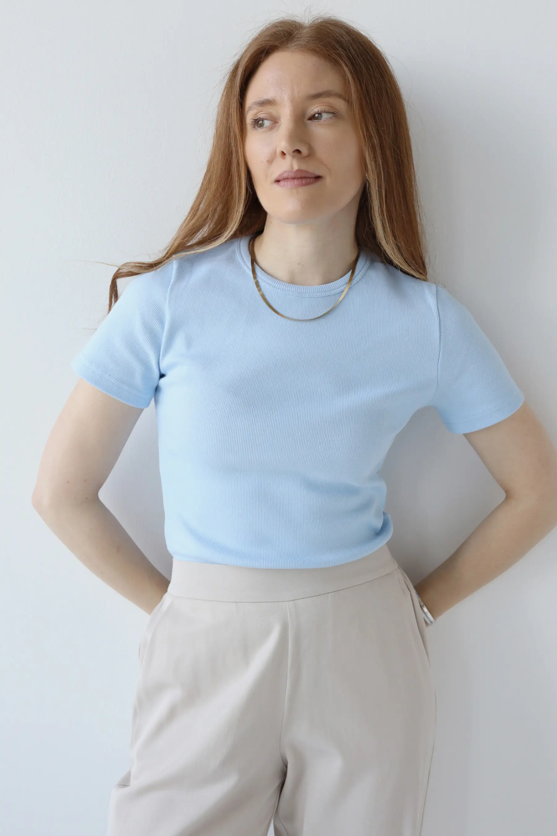 T-shirt z wysokim dekoltem z szeroką lamówką | LORA