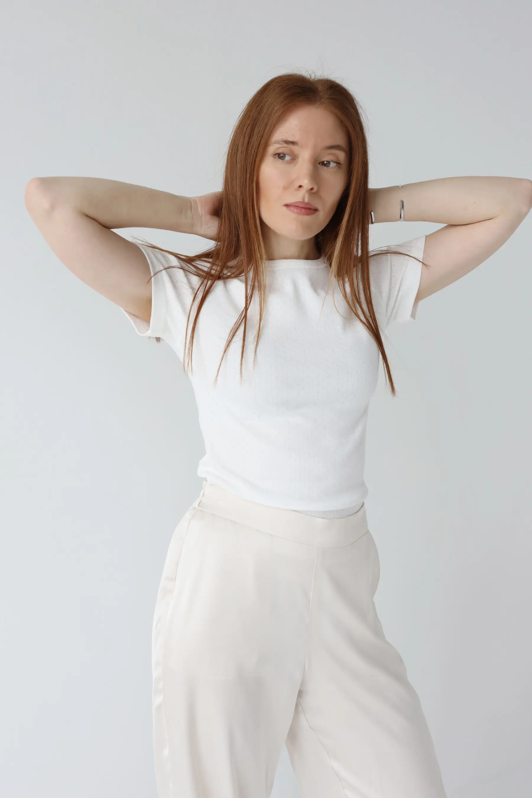 Ażurowy t-shirt o dopasowanej formie | MAISIE