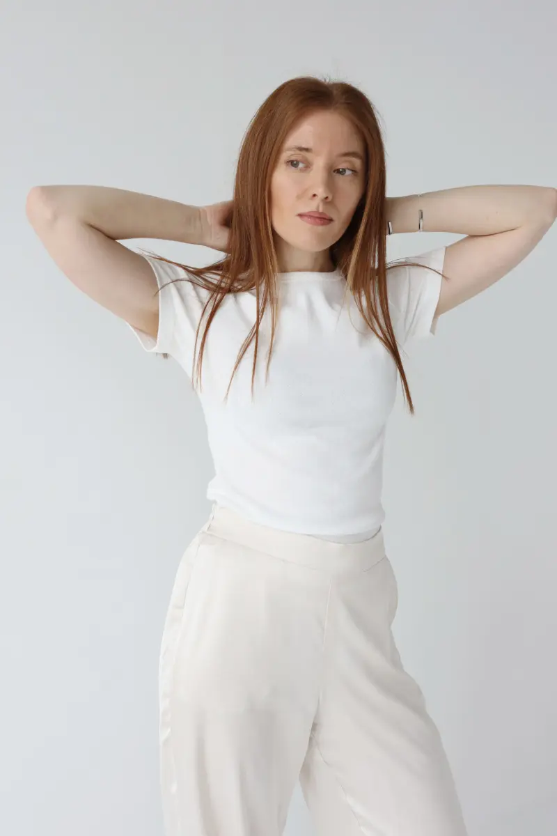 Ażurowy t-shirt o dopasowanej formie | MAISIE