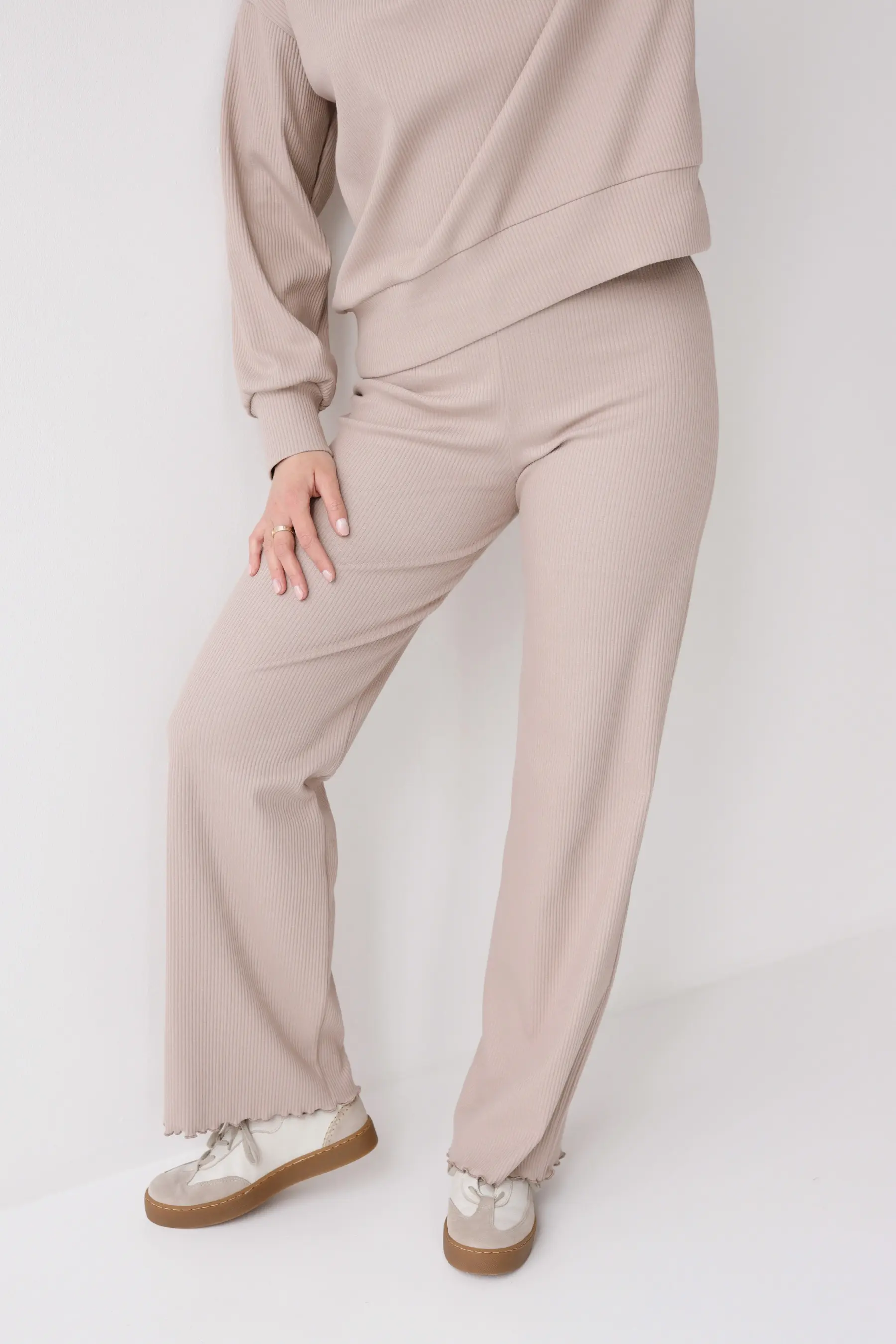 Spodnie o luźnym kroju wykończone mereżką | AURELIA