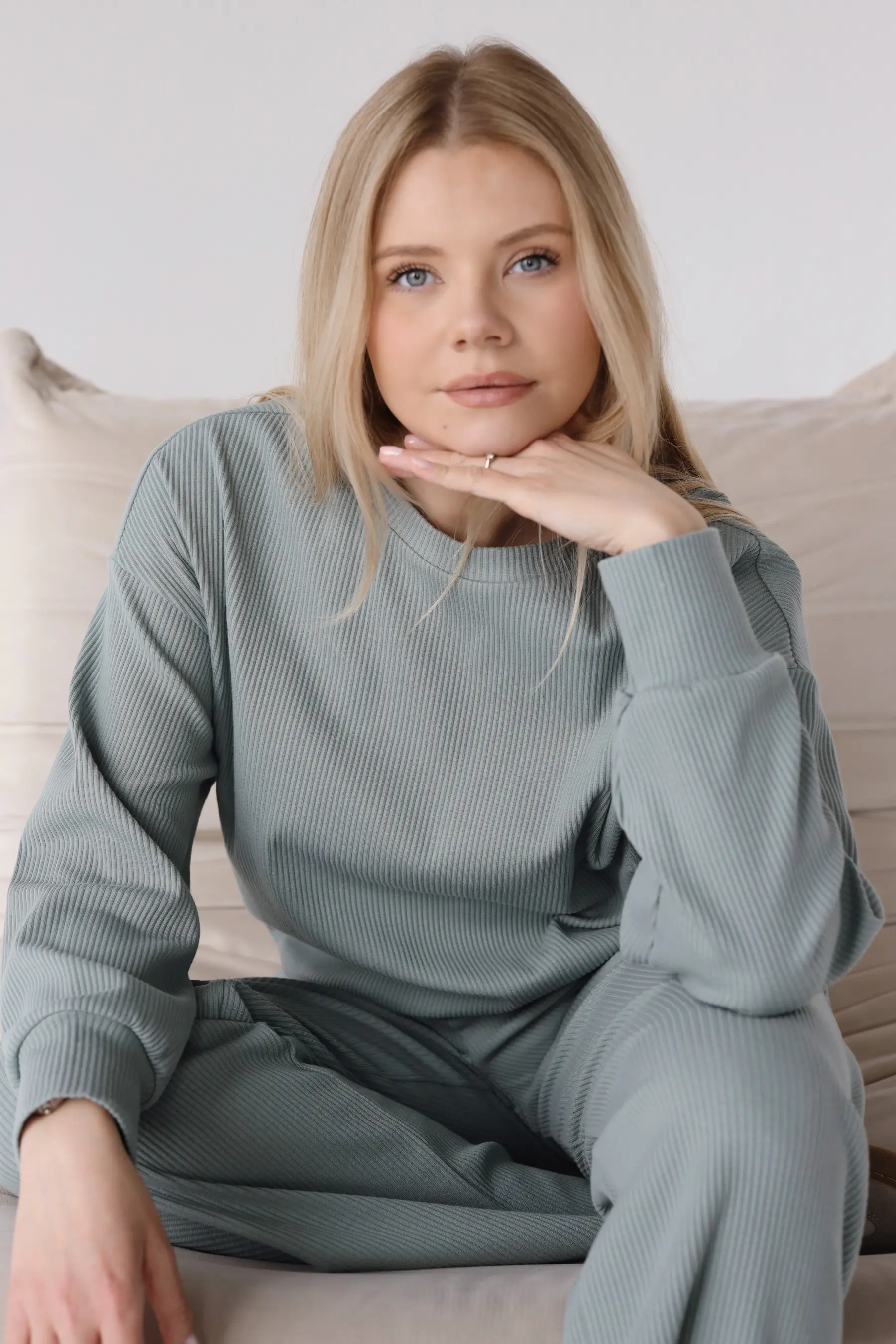 Bluza damska o luźnej formie z bawełnianej dzianiny | STORA