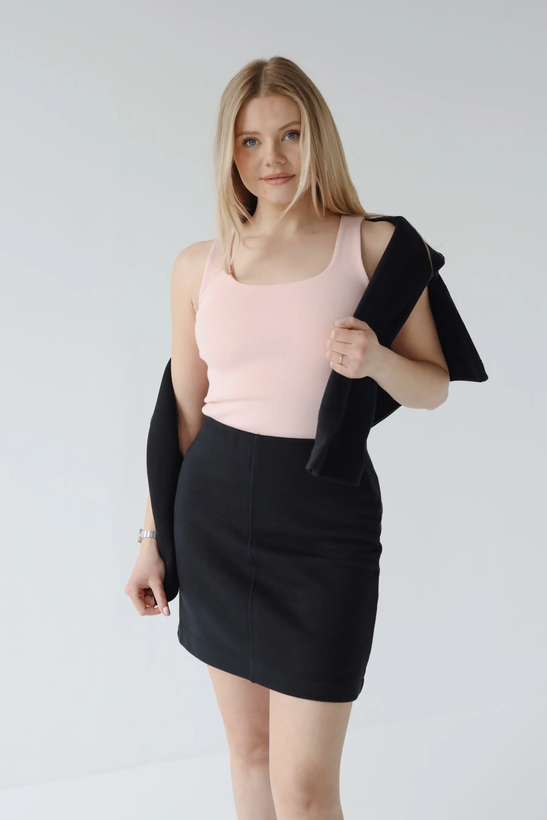 Top z dzianiny prążkowanej z okrągłym dekoltem | TRINE