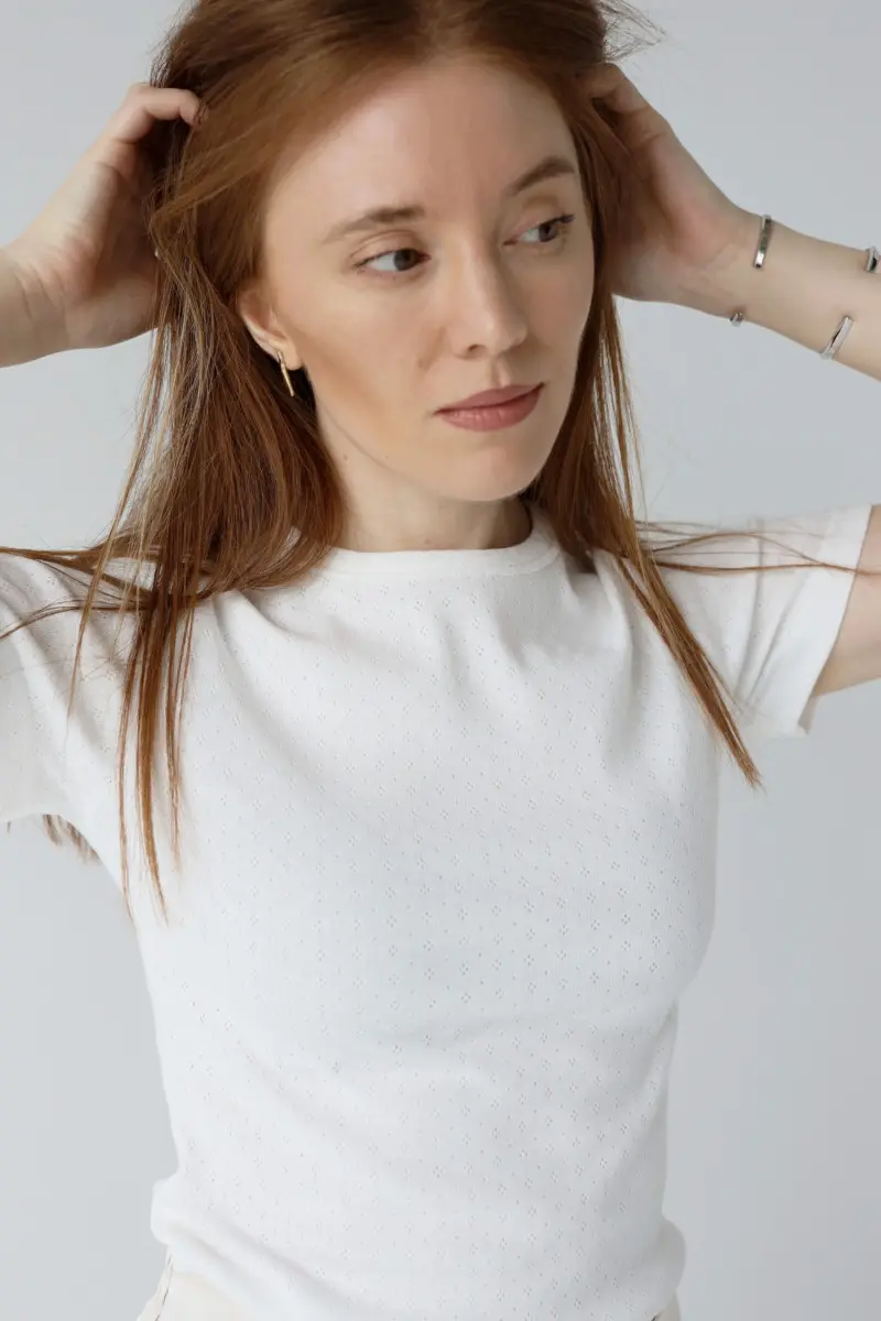 Ażurowy t-shirt o dopasowanej formie | MAISIE