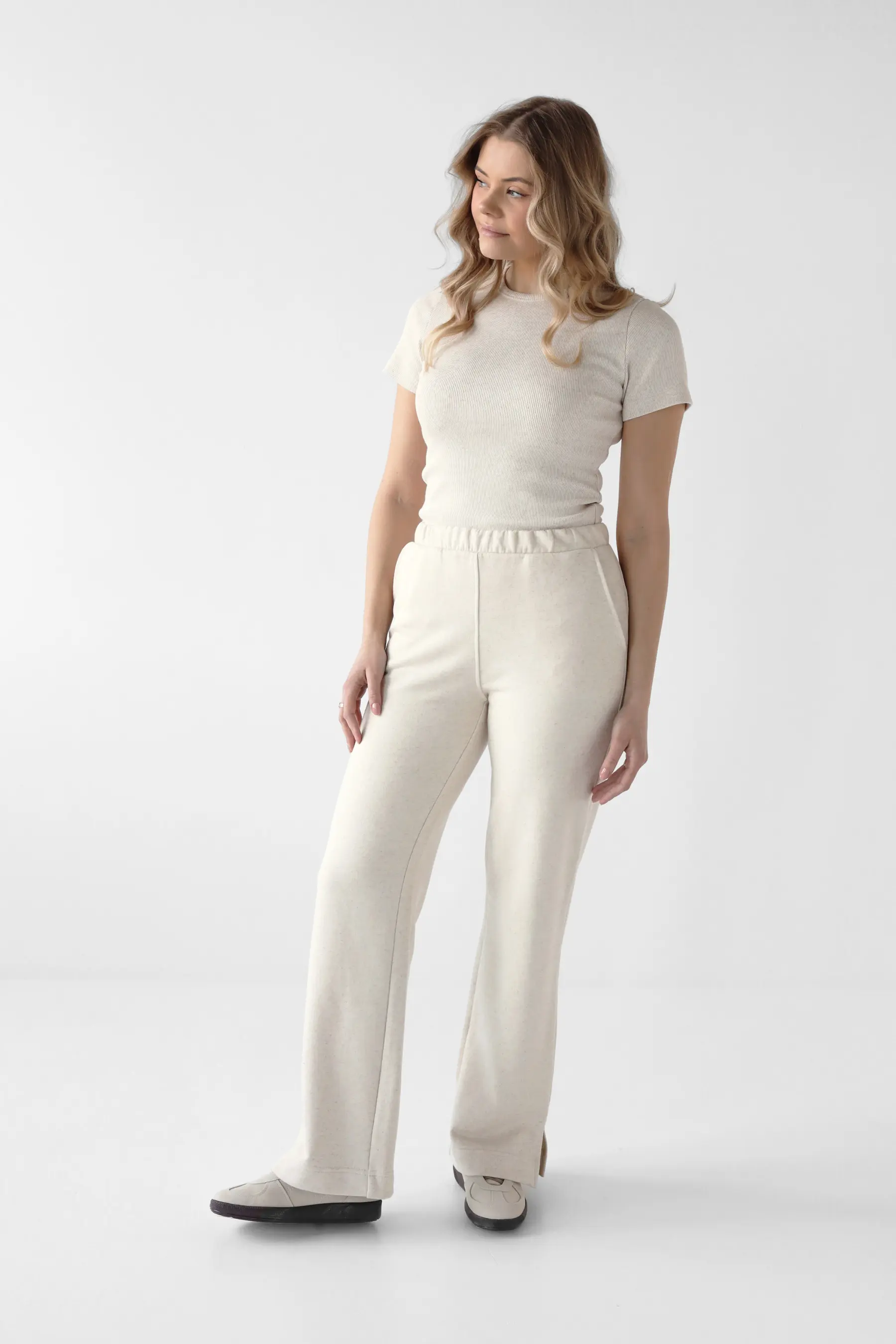 Spodnie dresowe z prostymi nogawkami i rozcięciami po bokach | SARIA