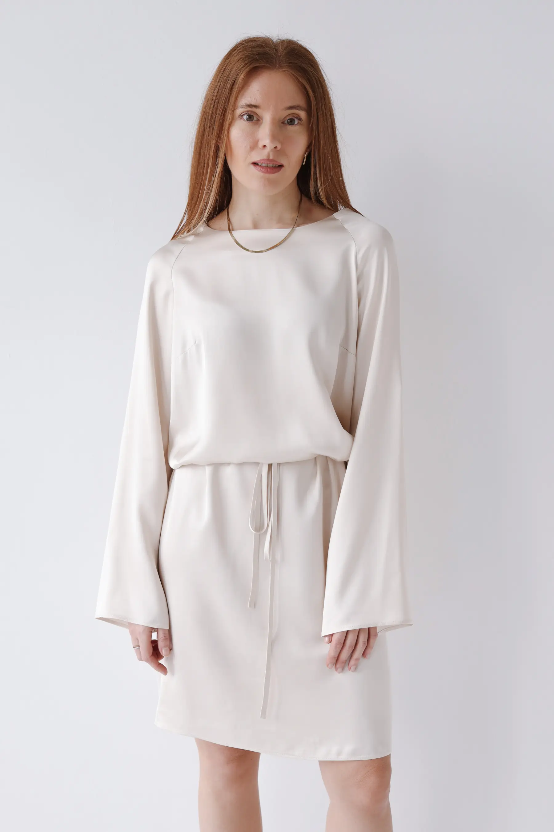 Sukienka satynowa z szerokimi rękawami i paskiem | MABEL