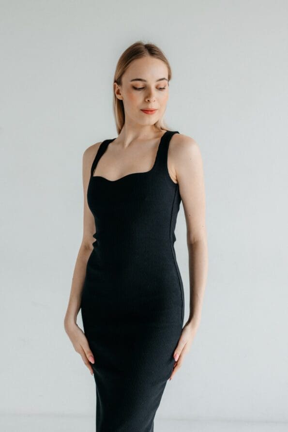 Sukienka heartneck z szerokimi ramiączkami | AURORA