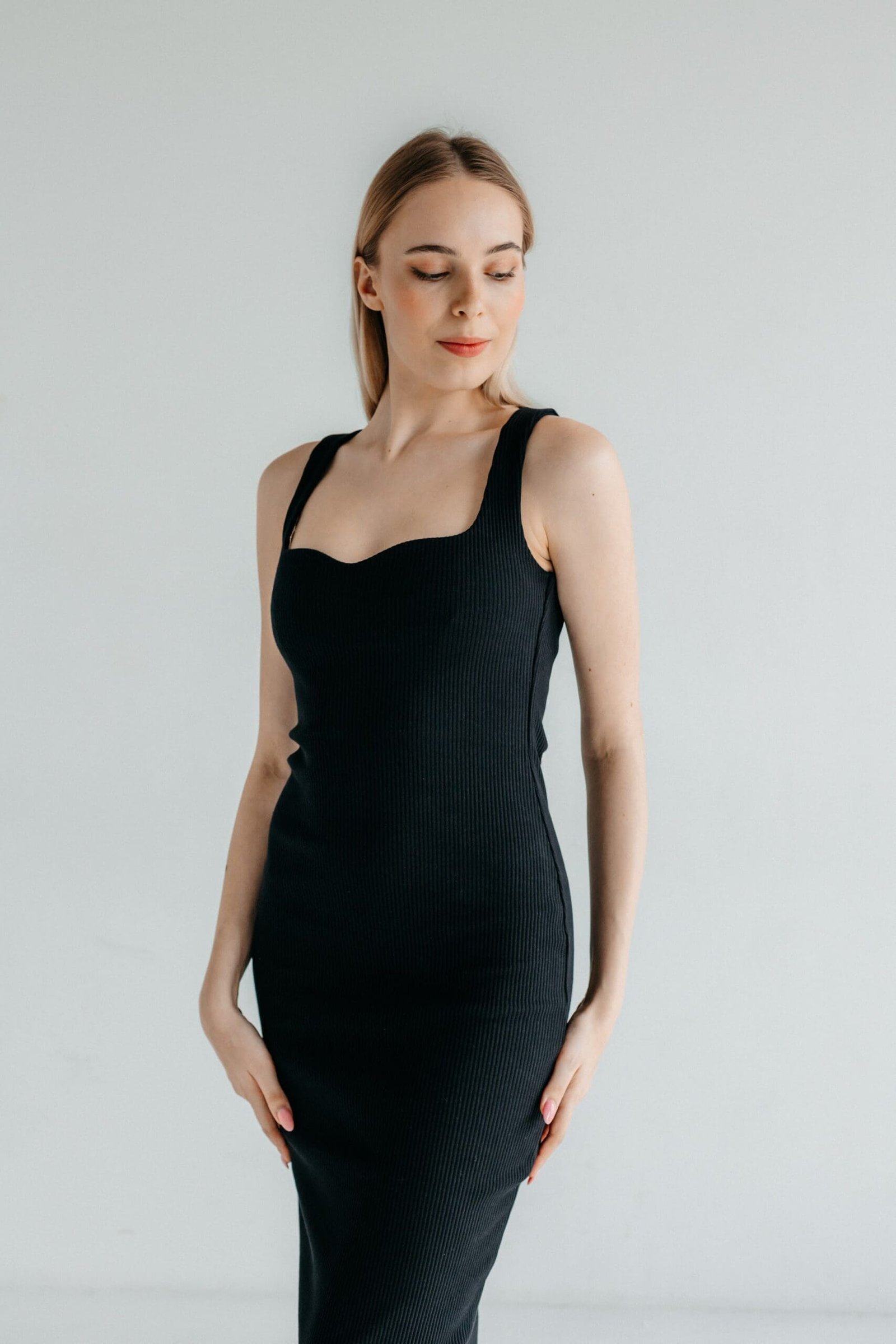 Sukienka heartneck z szerokimi ramiączkami | AURORA