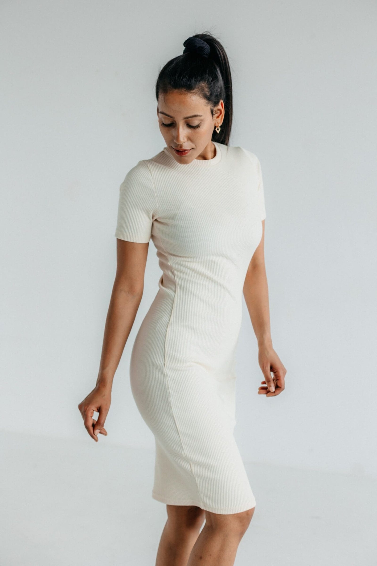 Sukienka shortsleeve z wysokim dekoltem | ROSA