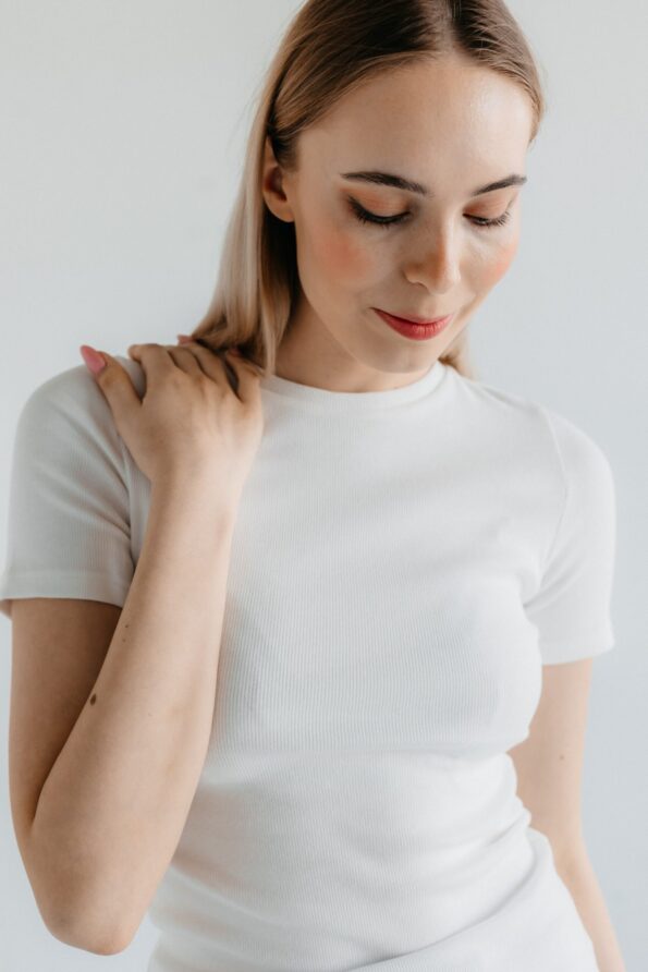 T-shirt z wysokim dekoltem z dzianiny o drobnym splocie | ESTER