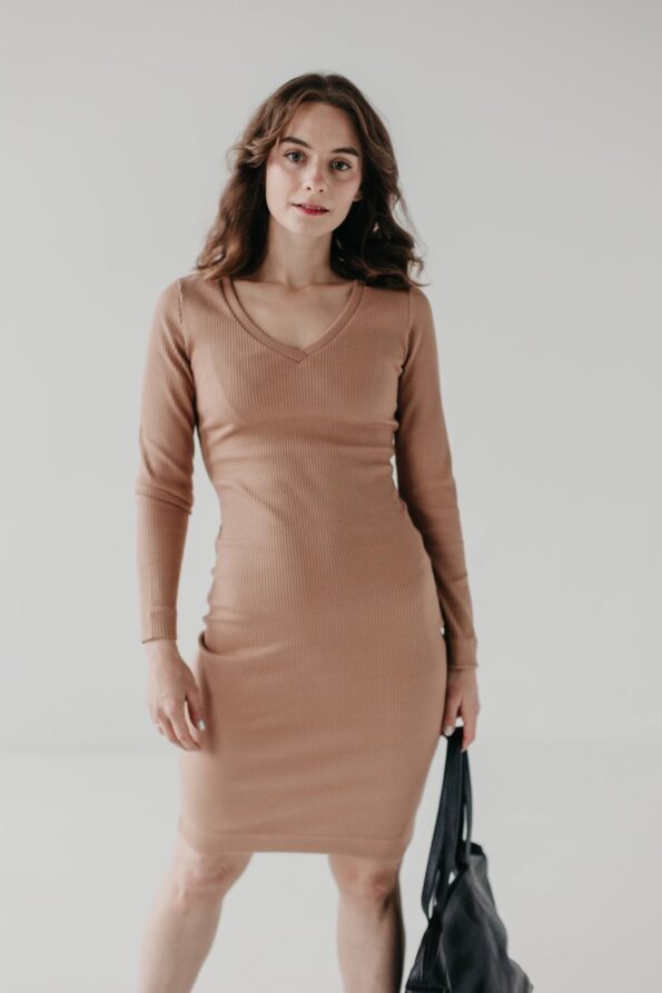 Sukienka longsleeve z dekoltem V | EVELINE