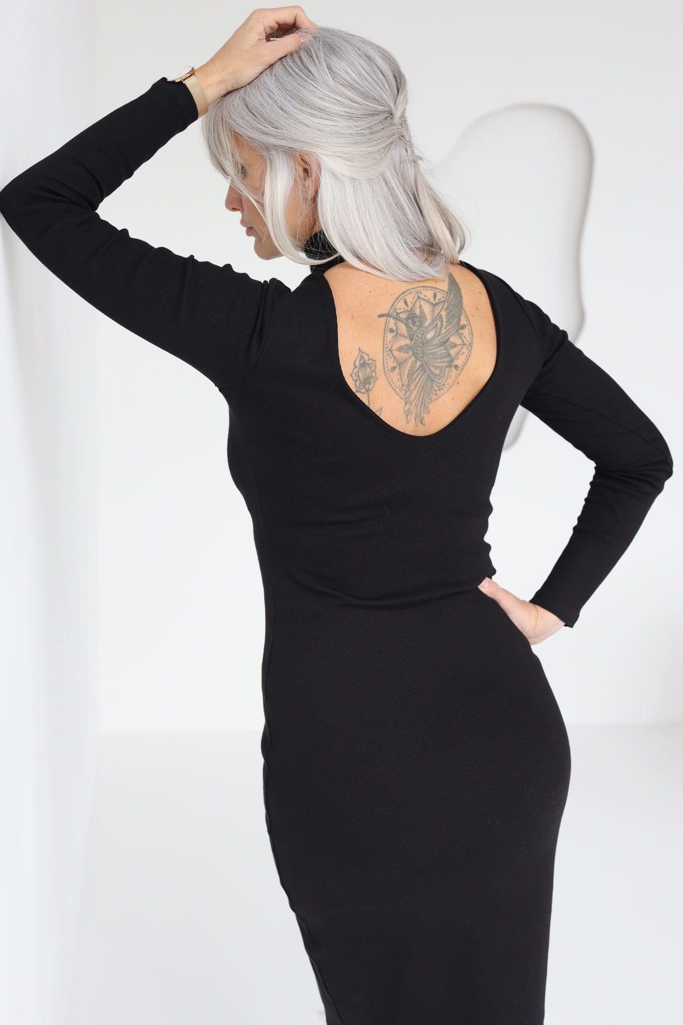 Sukienka longsleeve z półgolfem i dekoltem V | SYNNE