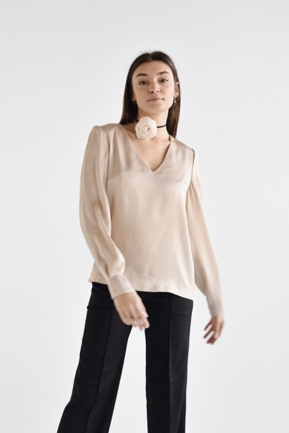Bluzka v-neck z ozdobnymi rękawami | SELENE