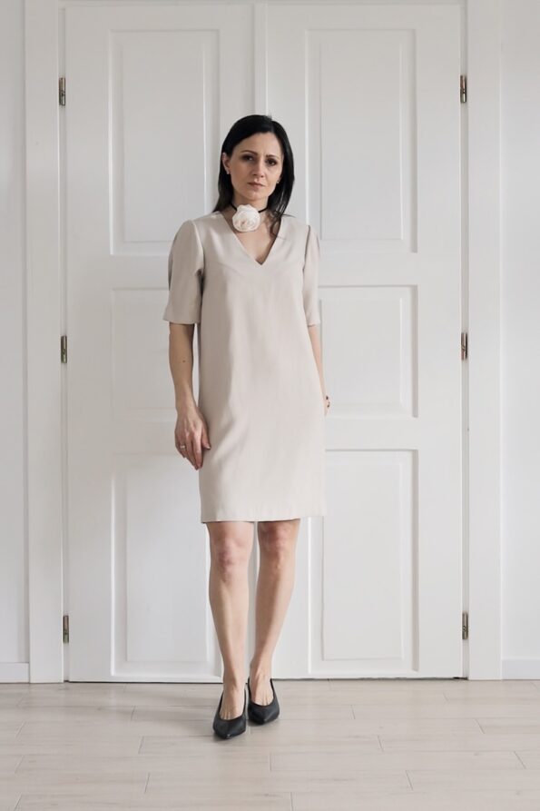 Sukienka v-neck o luźnej formie z ozdobnym rękawkiem | DOROTHY
