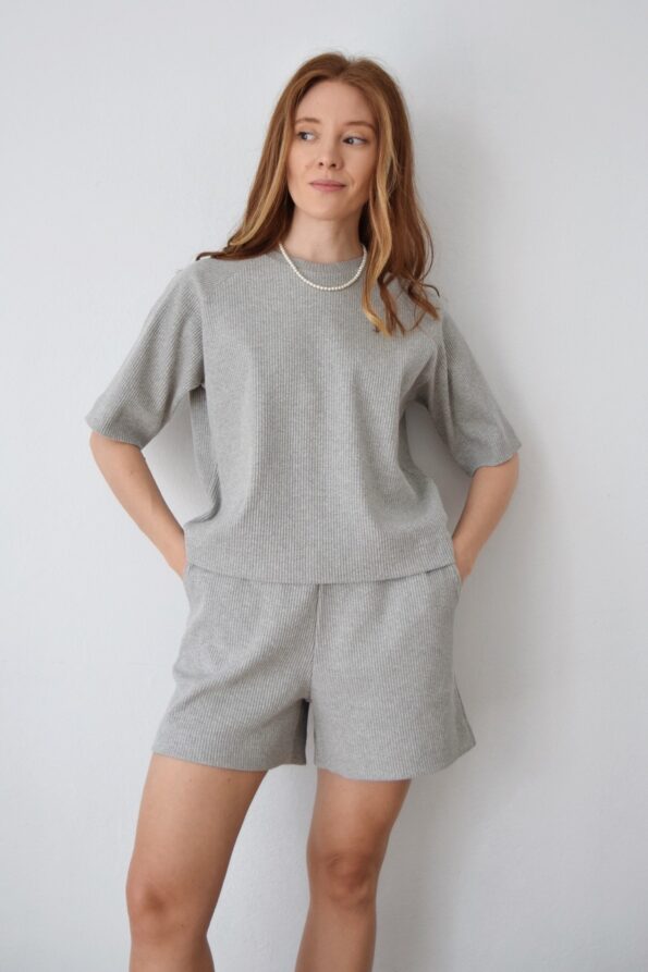 Bluzka elbow sleeve o luźnej formie | ASTA