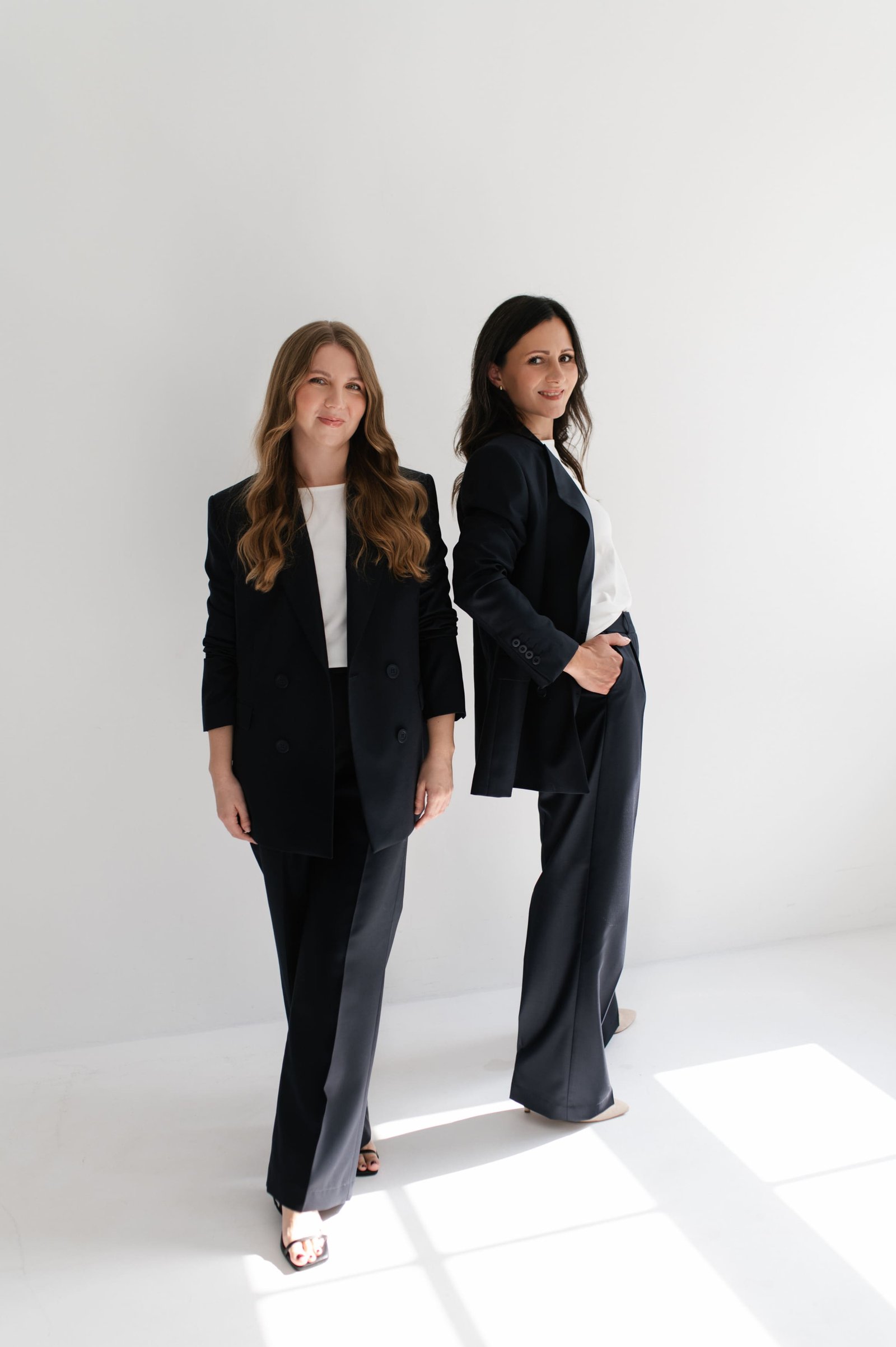 Spodnie garniturowe z wełny z szeroką nogawką | AMARA - M, midnight navy