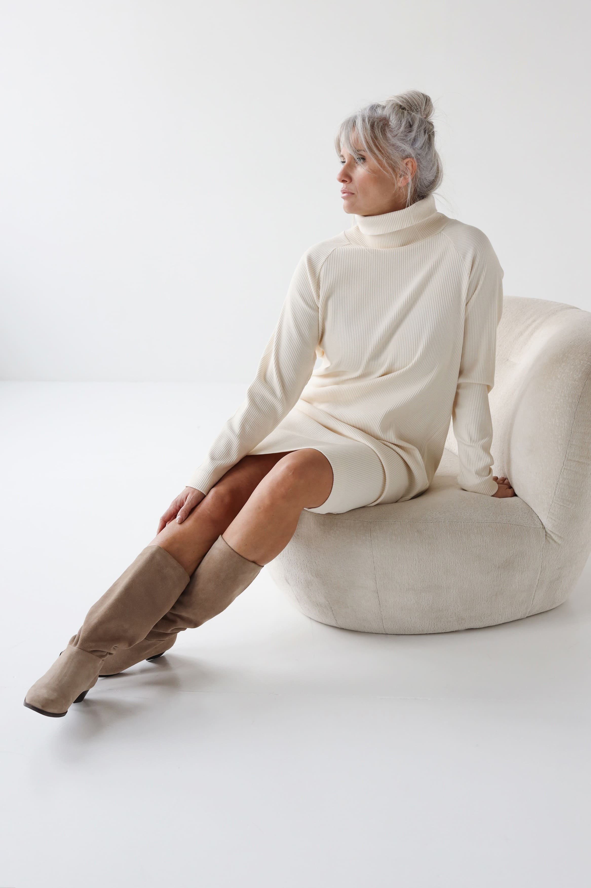 Sukienka o luźnej formie z golfem | ALMA DRESS - L/XL, soft cream