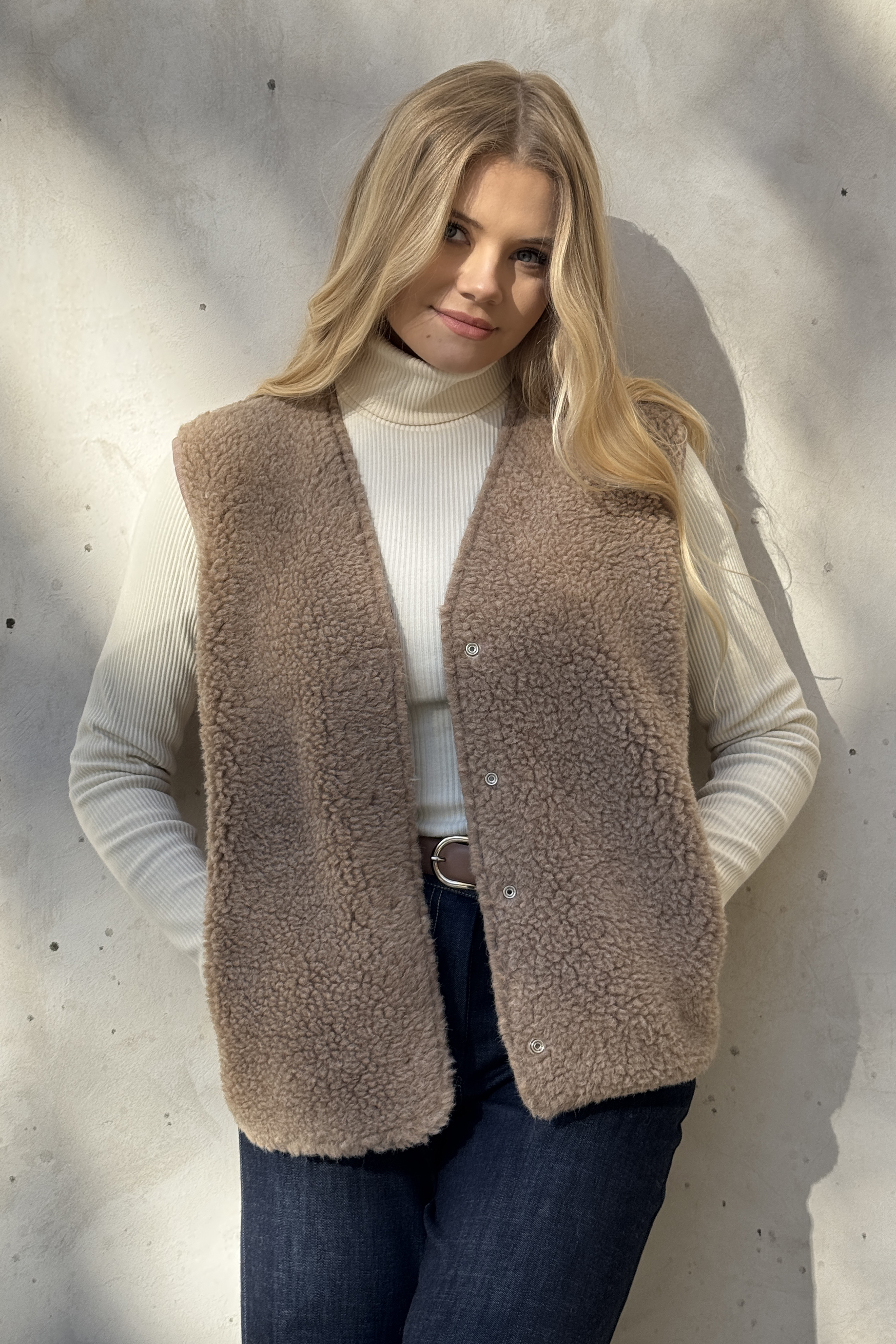 Kamizelka BERNADETTE z wełny merino — kolor beige, ujęcie 1